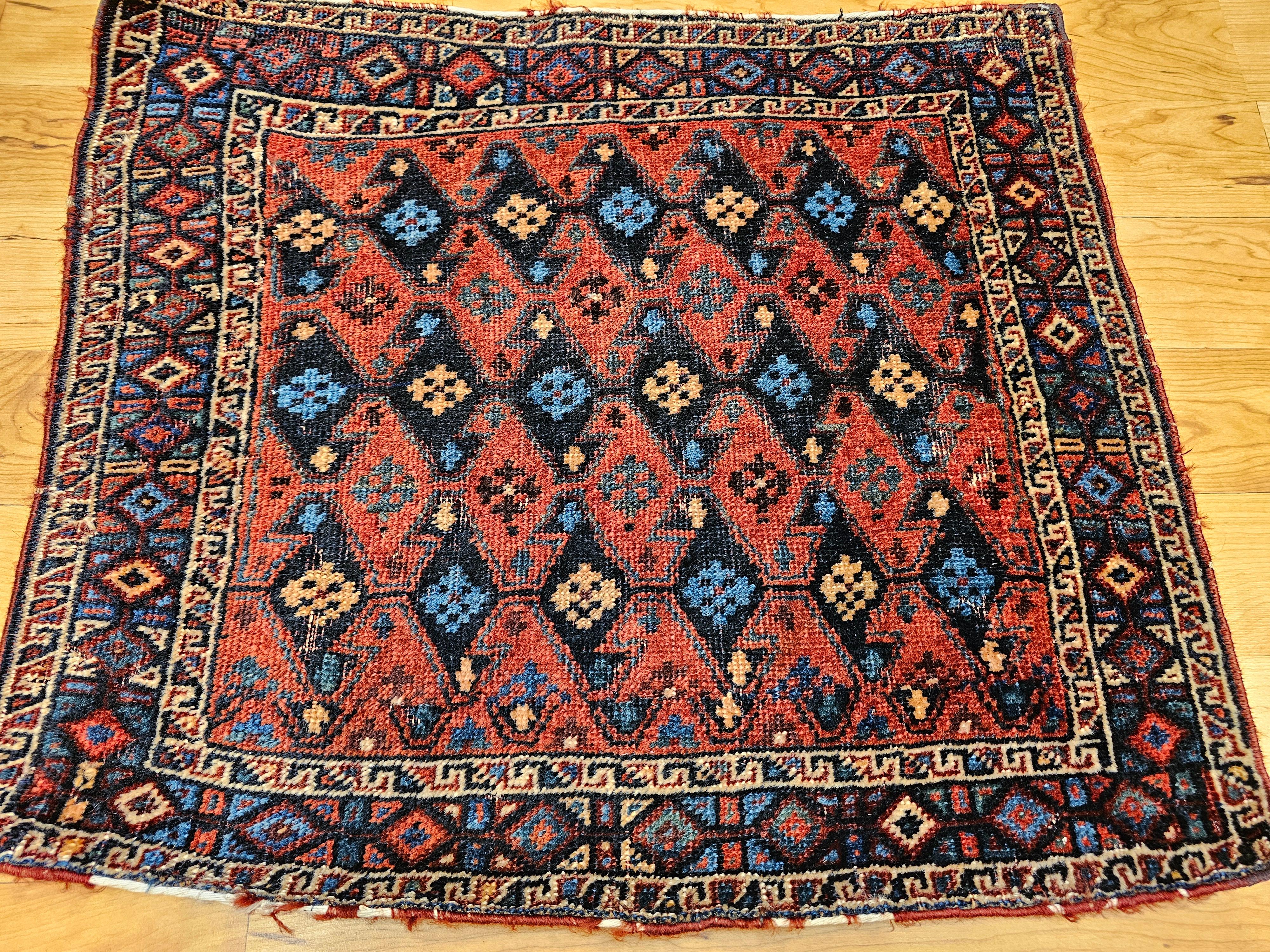 Bagface tribal kurdo persa de principios del siglo XX con motivos geométricos en burdeos, azul, azul marino y amarillo.  Sería una gran pieza como Arte Nómada de Pared.   Podría haber sido la cara de una alforja o los paneles laterales de un mafrash