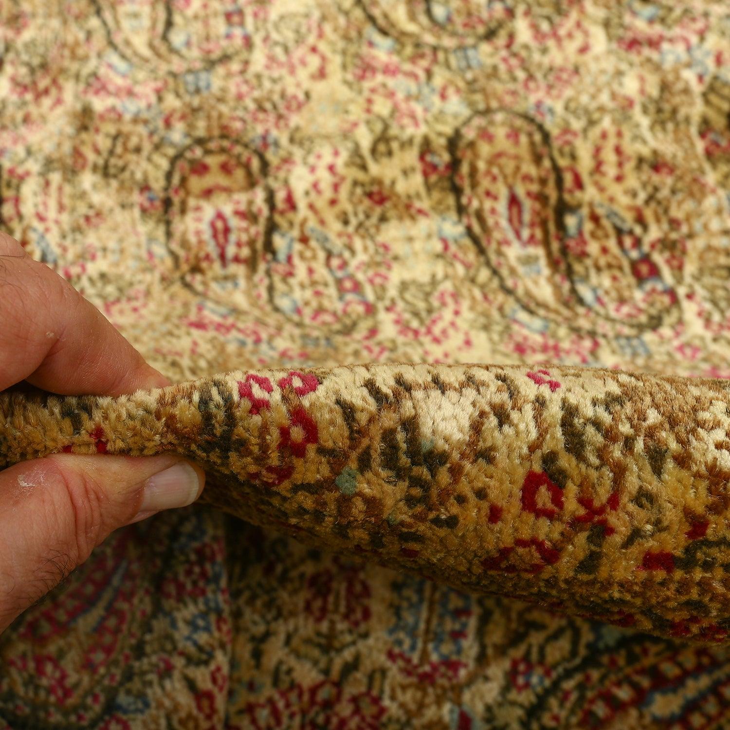 Tappeto vintage Lavar Kerman in kork e cotone 20'5 X 13'2

Key Detail:
Pile: Kork
Fondazione: Cotone
Origine: Lavar Kerman
Design/One: Boteh Allover
Età approssimativa: 60 anni
Qualità (KPI): 400
Condizioni: Molto buono
Dimensioni: 20'5 x
