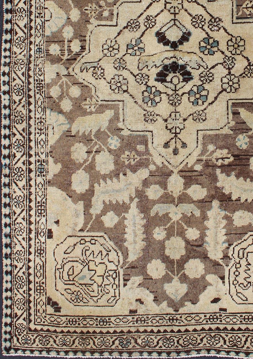 Semi-antiker persischer Lilihan-Teppich, Teppich H-102-24, Herkunftsland / Art: Persisch / Täbris, etwa Mitte des 20. Jahrhunderts.

Dieser spektakuläre Vintage-Perserteppich zeigt ein zentrales Medaillonmuster in einer neutralen Farbpalette mit