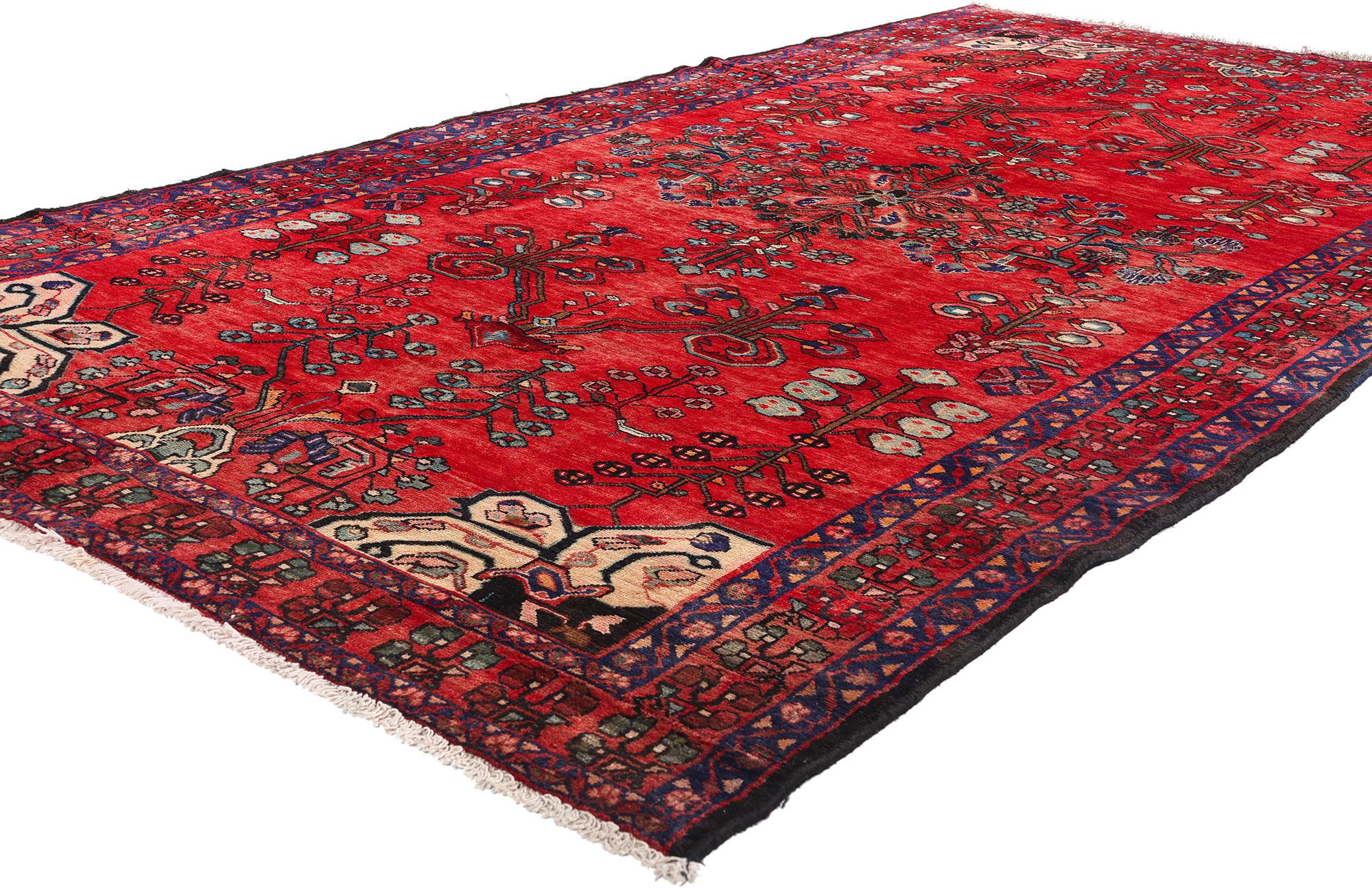 61176 Vintage Red Persian Lilihan Rug, 05'08 x 10'02. Im Herzen dieses handgeknüpften persischen Lilihan-Teppichs aus Wolle erstreckt sich ein horizontales Blumenbouquet-Medaillon über das rote Feld, das ein Gefühl von natürlicher Harmonie und Anmut