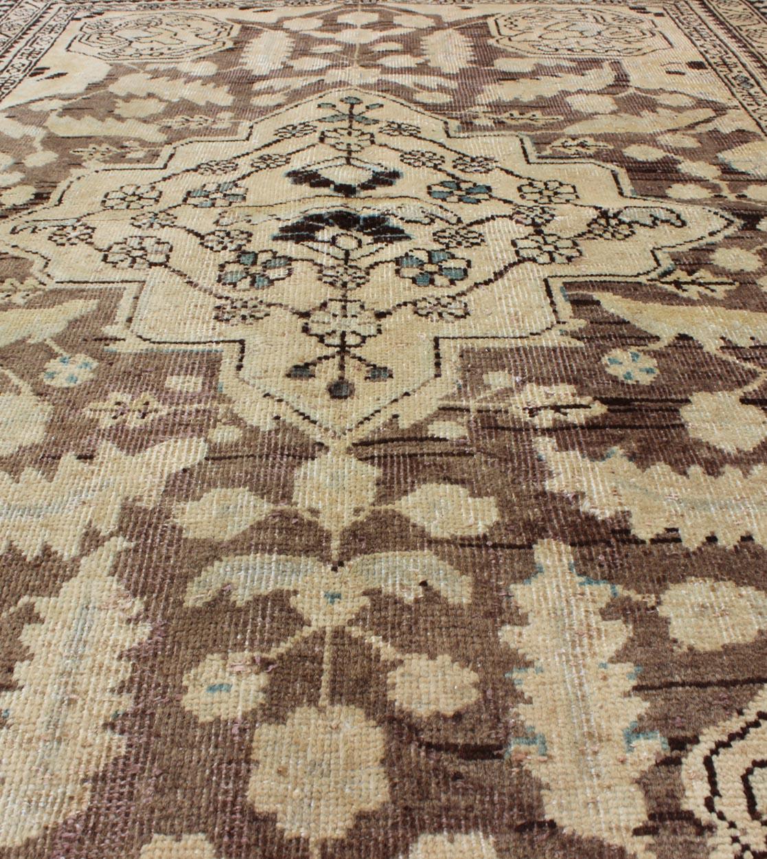 Semi antiker persischer Lilihan-Teppich in Braun und Erdfarben im Angebot 1