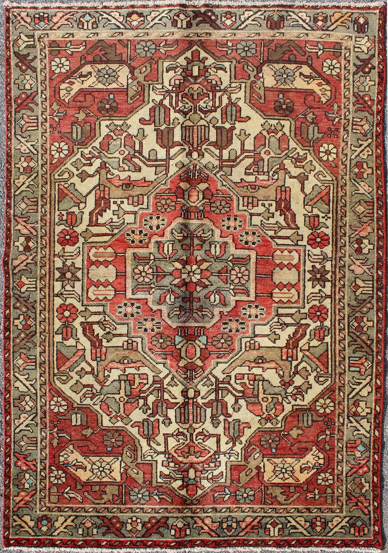 Vintage Persischer Lilihan Teppich mit Medaillon und botanischen Motiven mit warmem Rot im Angebot 1