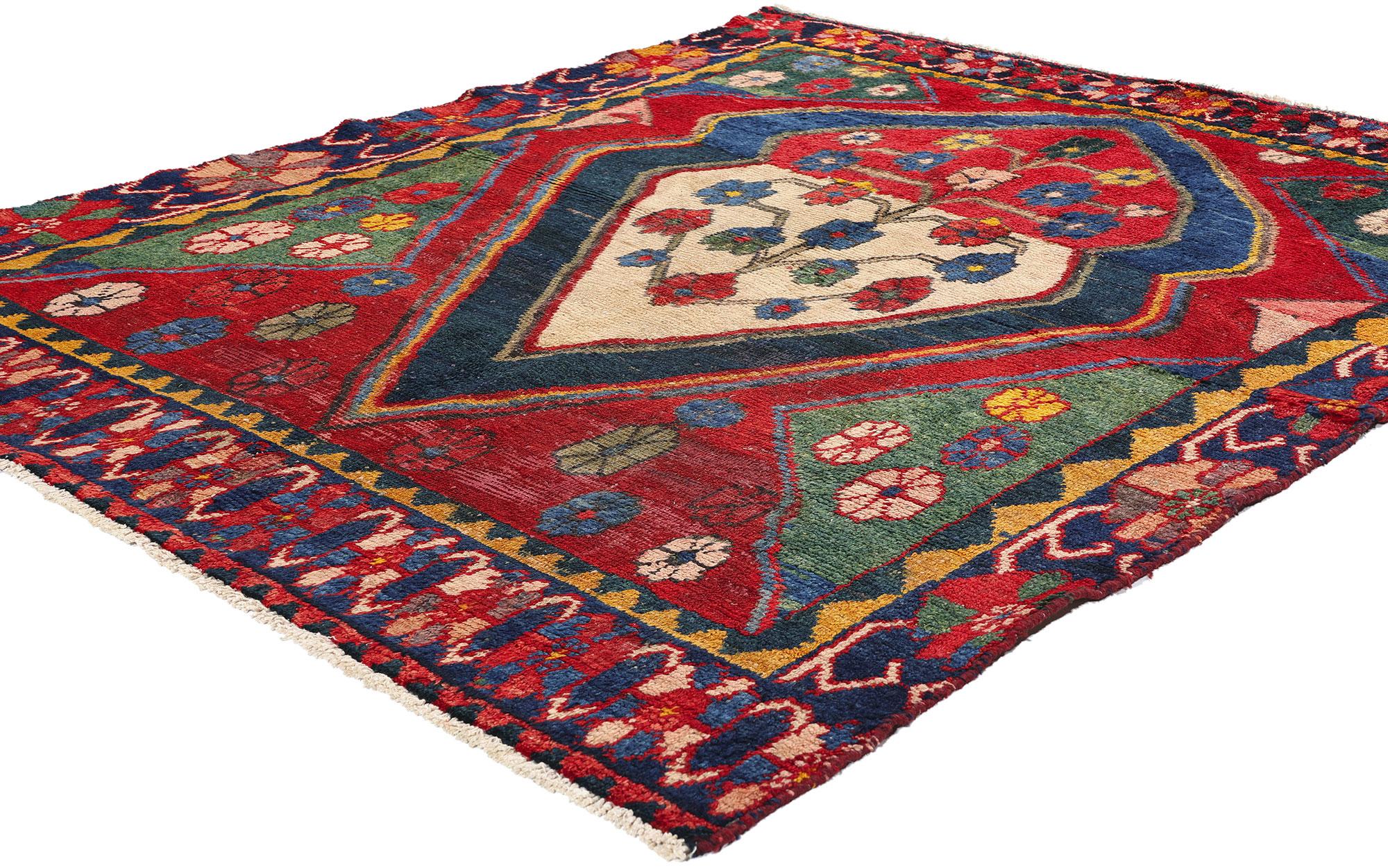 78878 Vintage Persian Lori Rug, 05'03 x 06'05. Dieser exquisite handgeknüpfte Lori-Teppich aus Wolle im Vintage-Stil ist ein Fest der leuchtenden Farben und des komplizierten Designs. Sein Herzstück ist ein zentrales Medaillon mit einem blühenden