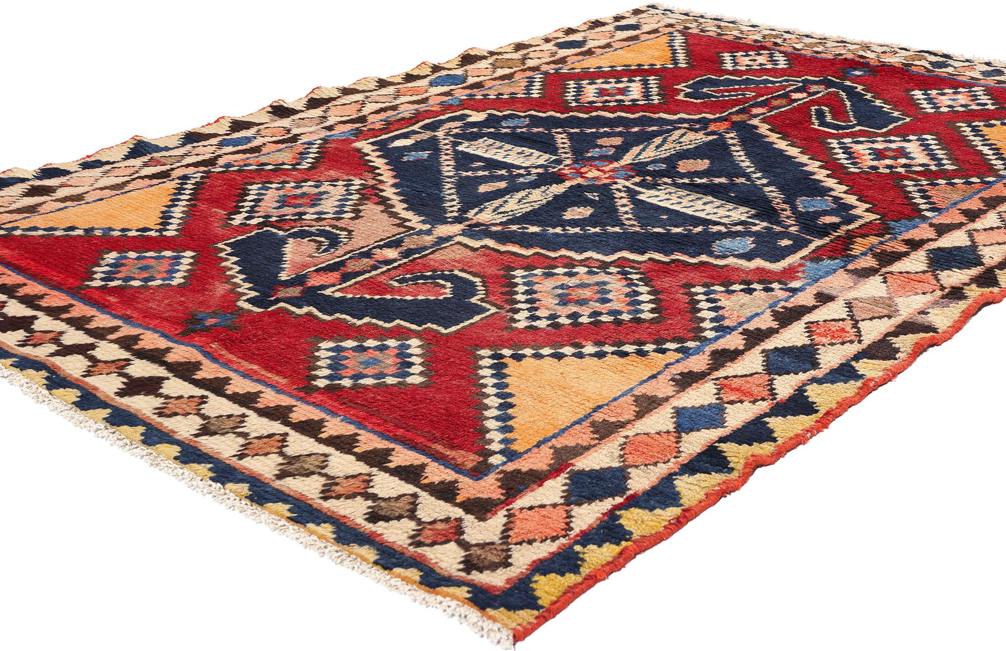 78869 Vintage Persian Lori Rug, 04'10 x 07'05. Dieser exquisite, handgeknüpfte alte persische Lori-Teppich aus Wolle ist ein echtes Zeugnis des reichen kulturellen Erbes und der Kunstfertigkeit der persischen Teppichweberei. Der Teppich weist ein