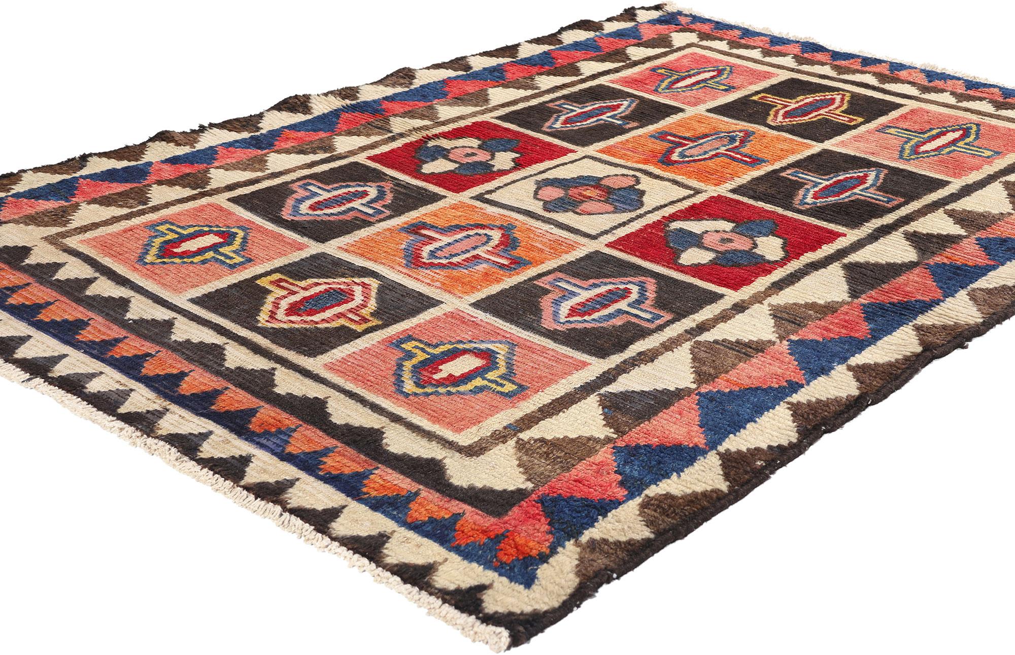 78874 Vintage Persian Lori Checkerboard Rug, 04'00 x 05'07. Dieser handgeknüpfte persische Lori-Teppich aus Wolle im Vintage-Stil besticht durch seine Mischung aus traditioneller Kunstfertigkeit und Stammeszauber, die ihn zu einem perfekten