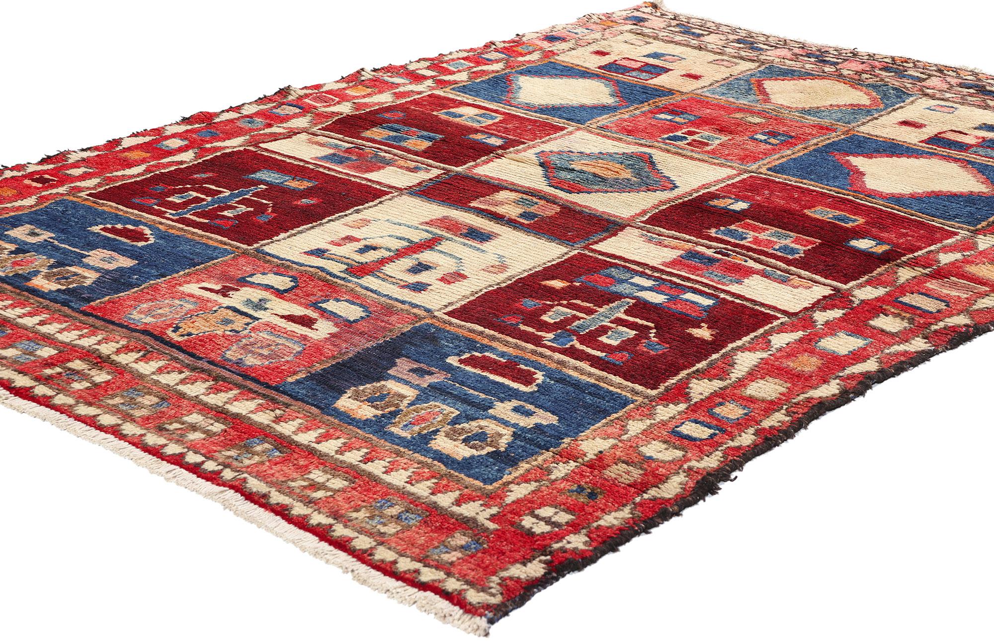 78873 Vintage Persian Lori Checkerboard Rug, 04'08 x 06'08. Dieser handgeknüpfte alte persische Lori-Teppich aus Wolle ist eine meisterhafte Mischung aus zweideutigen Motiven und reicher Symbolik, die das Wesen des künstlerischen Erbes des