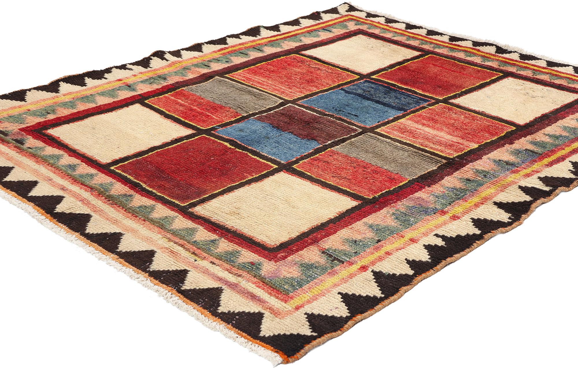 78863 Vintage Persian Lori Checkerboard Rug, 04'01 x 04'10. Dieser bezaubernde handgeknüpfte Lori-Teppich aus Wolle im Vintage-Stil ist eine schöne Mischung aus traditioneller Kunstfertigkeit und kühnem geometrischen Design. Der Teppich weist ein