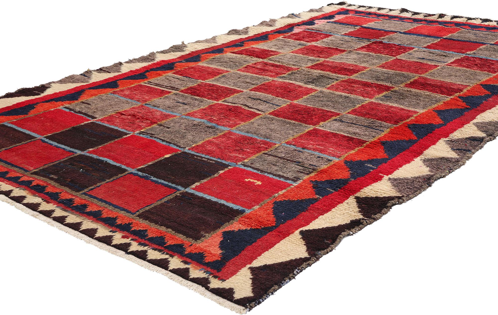 78861 Vintage Persian Lori Checkerboard Rug, 05'04 x 09'01. Dieser auffällige, handgeknüpfte Teppich aus alter persischer Lori-Wolle fängt mit seinem kühnen Schachbrettmuster die Essenz der traditionellen Handwerkskunst ein. Der Teppich besteht aus