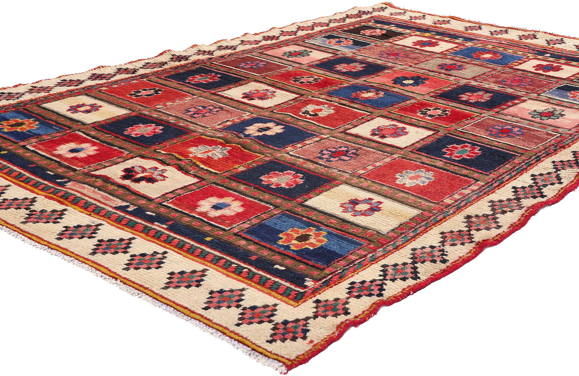 78860 Vintage Persian Lori Checkerboard Rug, 05'03 x 07'06. Dieser exquisite, handgeknüpfte Lori-Teppich aus persischer Wolle im Vintage-Stil besticht durch sein lebhaftes Schachbrettmuster, bei dem jedes einzelne Quadrat sorgfältig verarbeitet