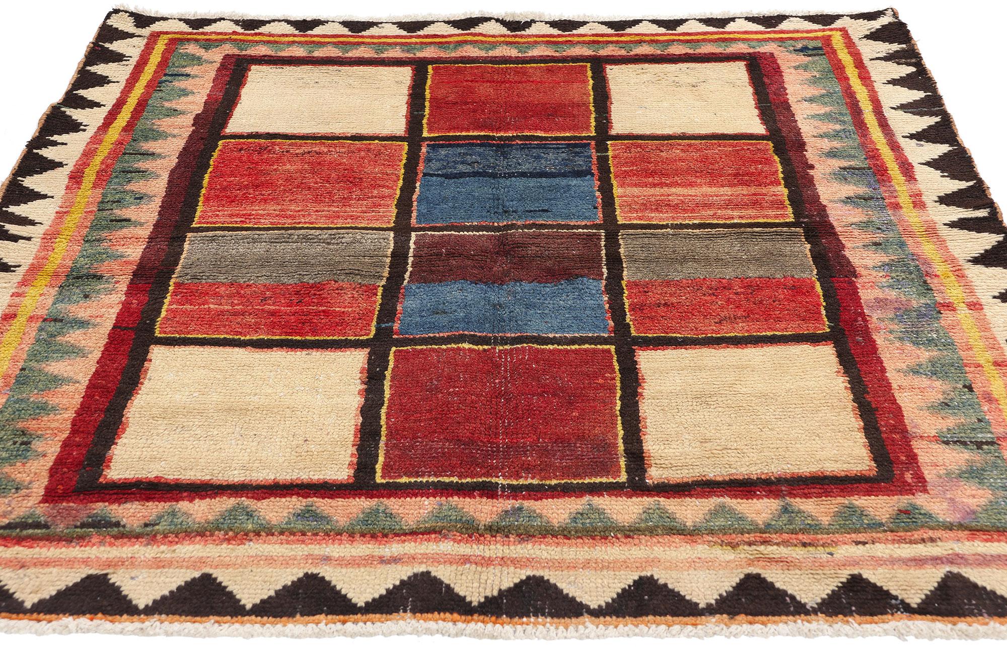 Persischer Lori-Schachbrett-Teppich im Vintage-Stil (Moderne der Mitte des Jahrhunderts) im Angebot