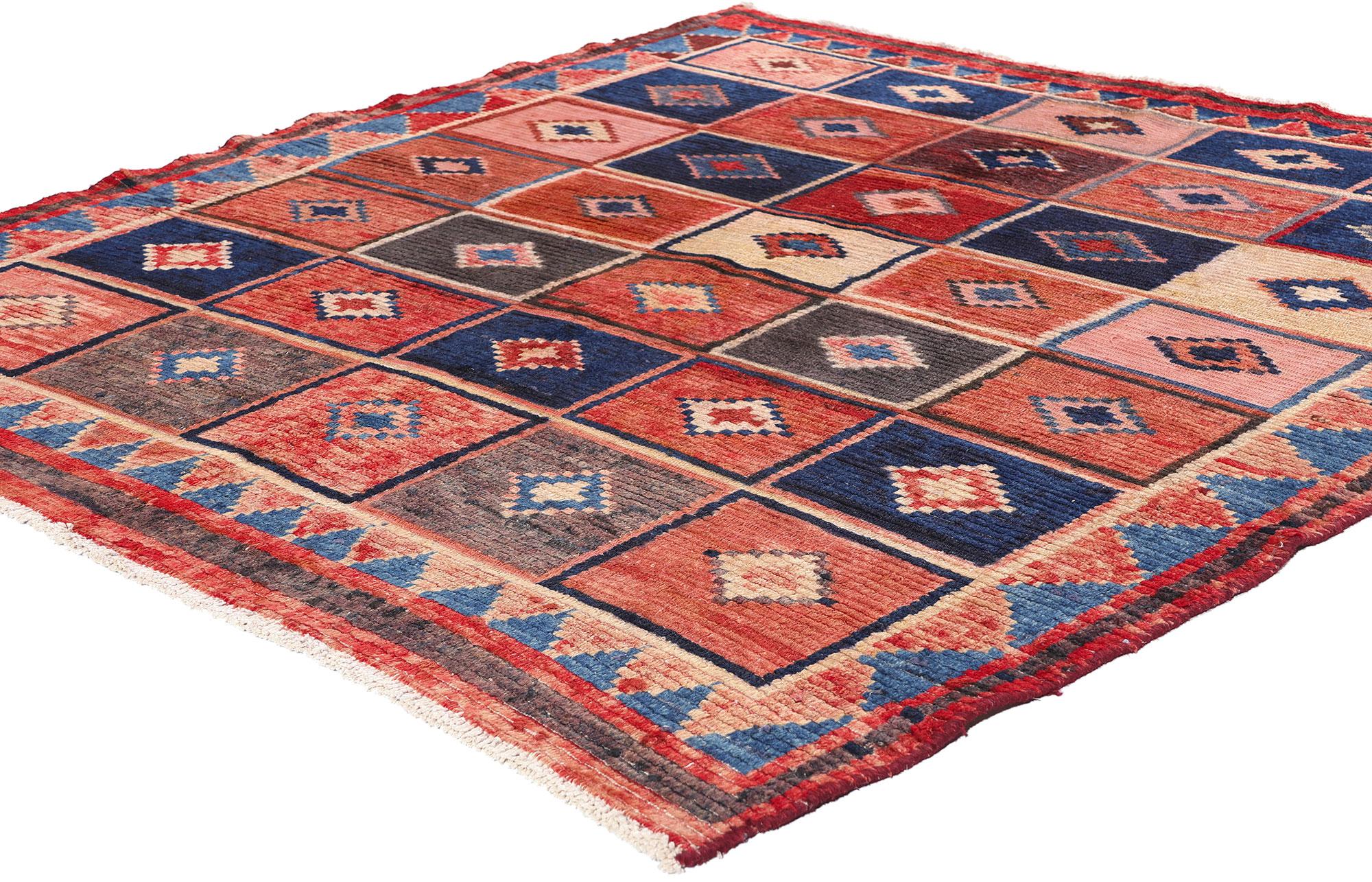 78888 Vintage Persian Lori Checkerboard Rug, 05'05 x 06'02. Dieser exquisite, handgeknüpfte alte persische Lori-Teppich aus Wolle ist ein Zeugnis für die Kunstfertigkeit und das Erbe des Lori-Volkes. Der Teppich weist ein auffälliges