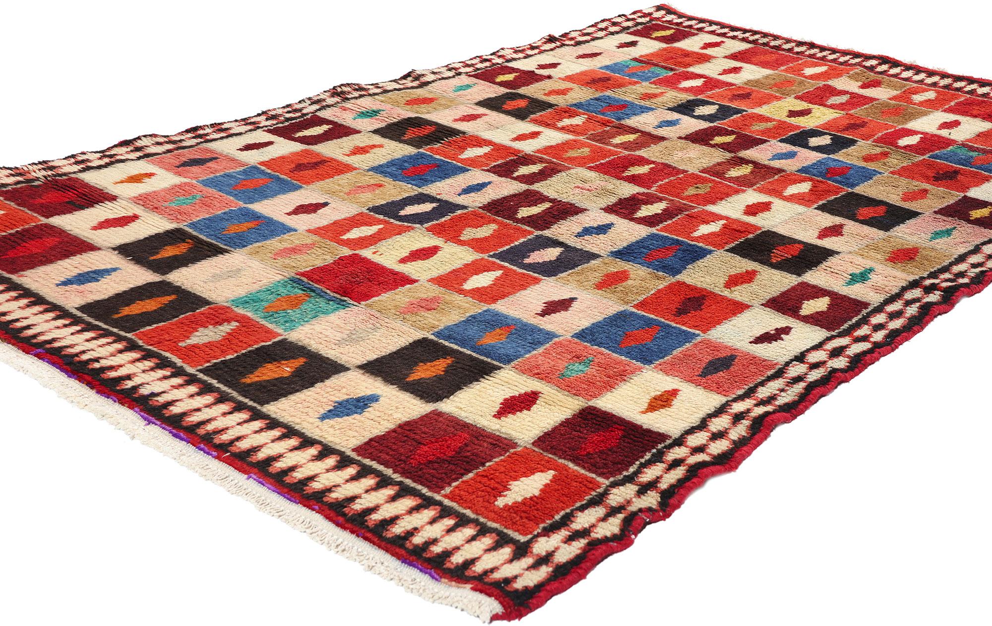 78858 Vintage Persian Lori Checkerboard Rug, 04'01 x 06'01. Dieser handgeknüpfte Vintage-Perserteppich Lori aus Wolle besticht durch sein verspieltes und zugleich raffiniertes Schachbrettmuster. Jedes Quadrat des Schachbretts ist sorgfältig