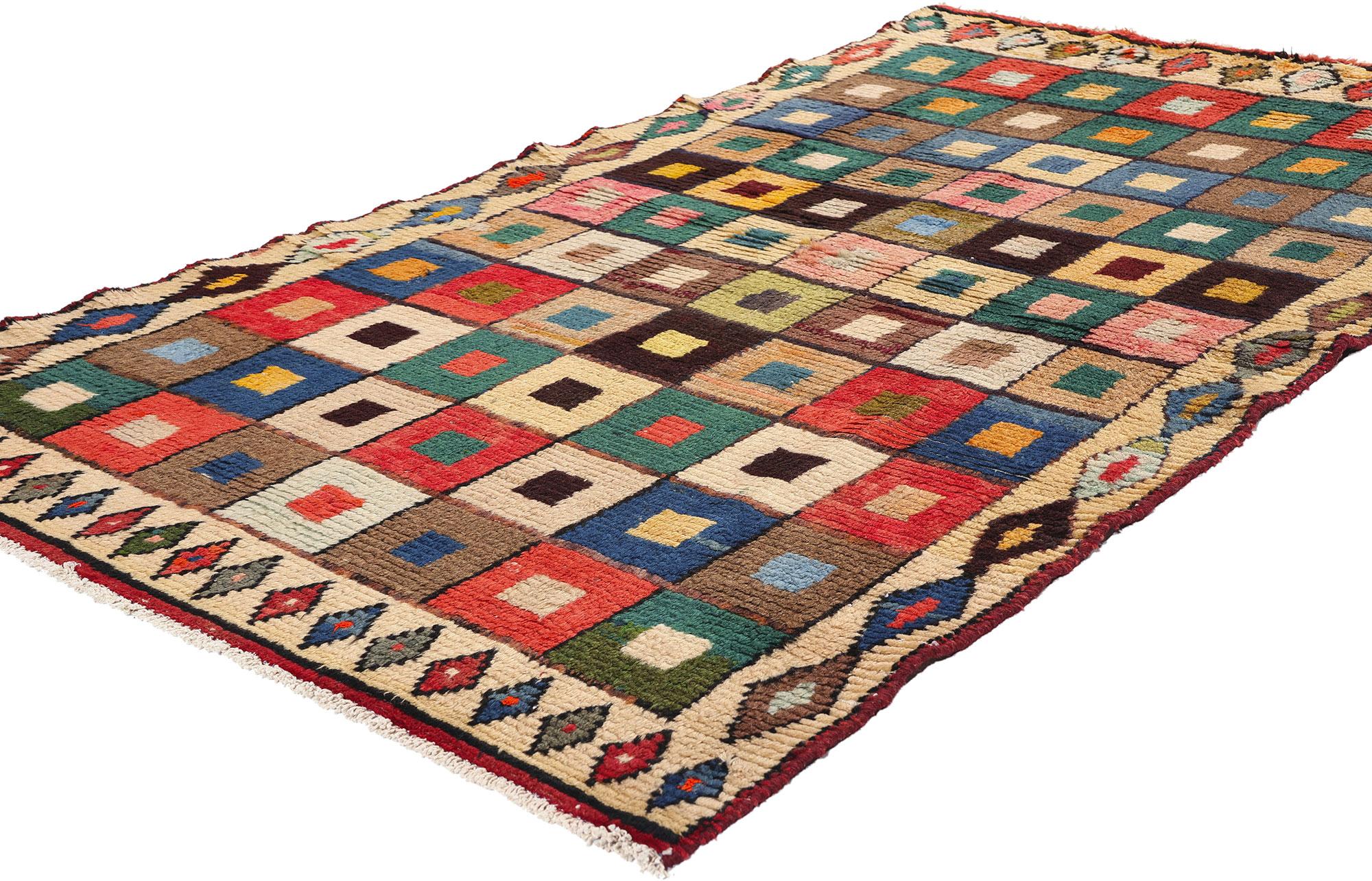 78892 Tappeto persiano vintage Lori a scacchiera, 03'10 x 06'01. Questo tappeto persiano vintage in lana annodato a mano è una vibrante testimonianza dell'arte della tessitura persiana tradizionale, che fonde l'artigianato storico con un'estetica