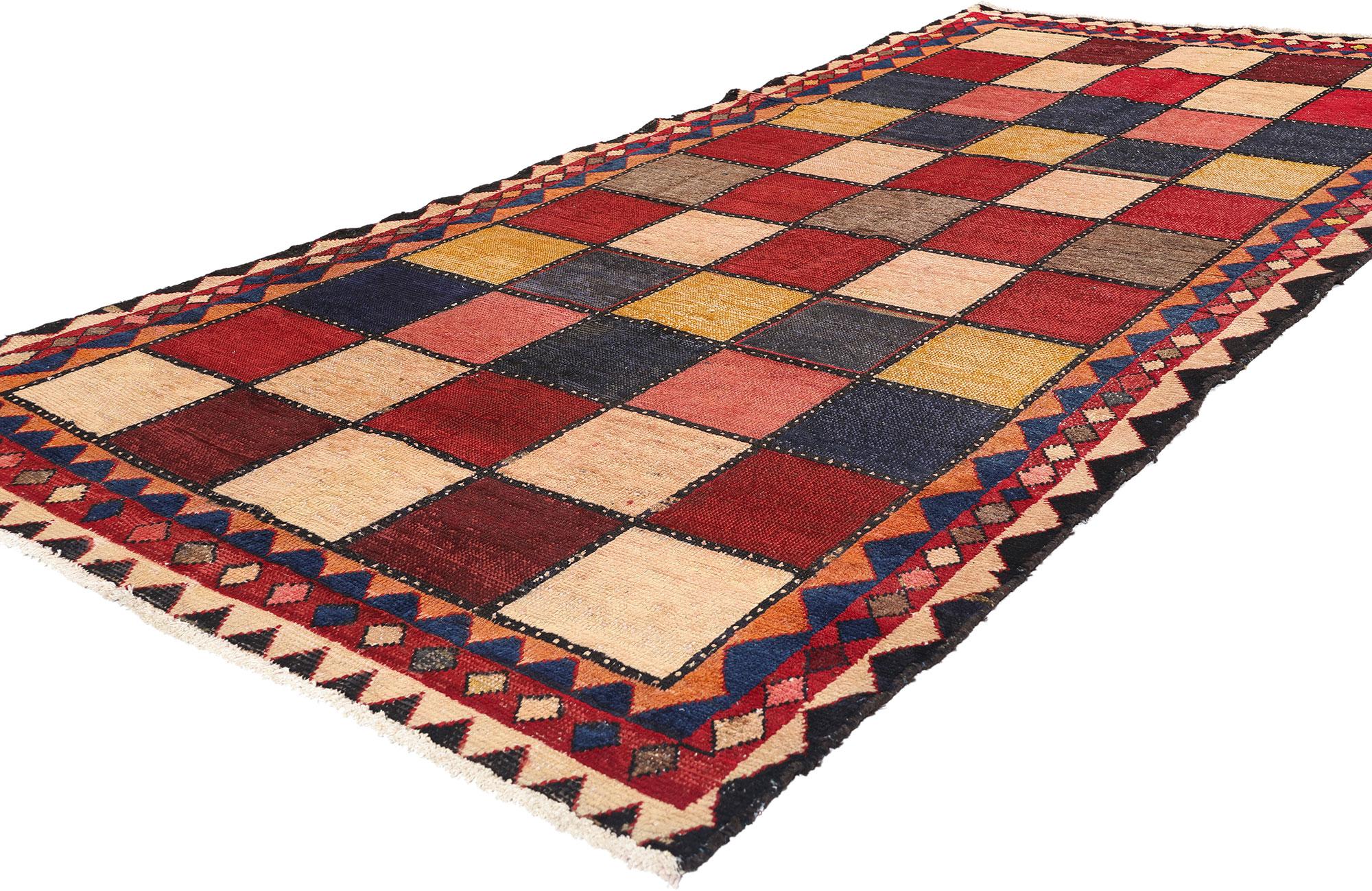 78891 Tappeto persiano vintage a scacchiera, 04'07 x 09'02. Questo tappeto persiano vintage in lana annodato a mano è una straordinaria incarnazione dell'artigianato tradizionale e del design senza tempo. Il suo motivo a scacchiera è organizzato in