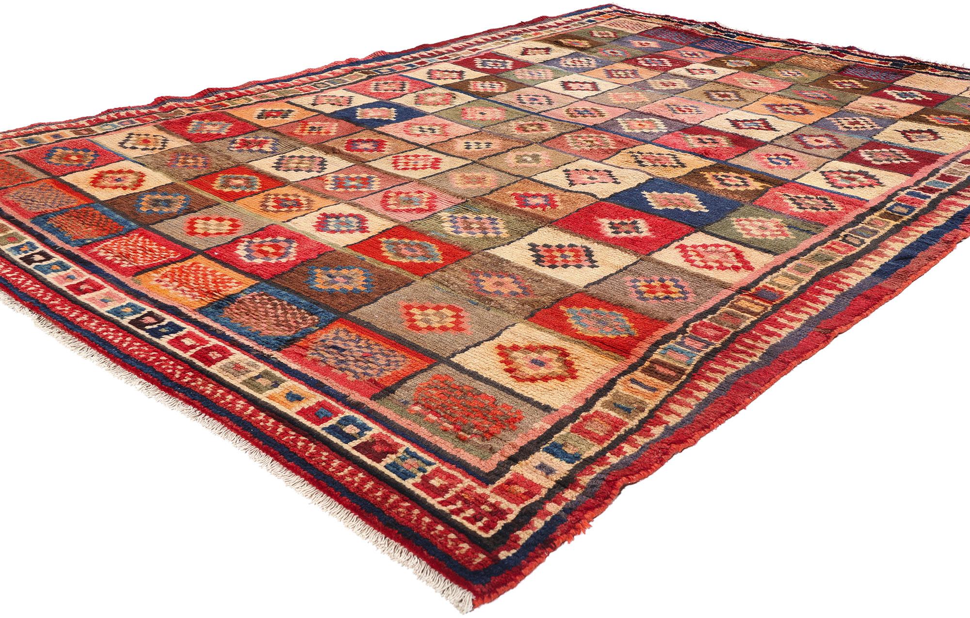 78881 Vintage Persian Lori Checkerboard Rug, 06'02 x 08'09. Die persischen Lori-Teppiche, die vom Nomadenvolk der Lori im Südwesten Irans hergestellt werden, sind bekannt für ihre unverwechselbaren geometrischen Muster, kühnen Stammesmotive und
