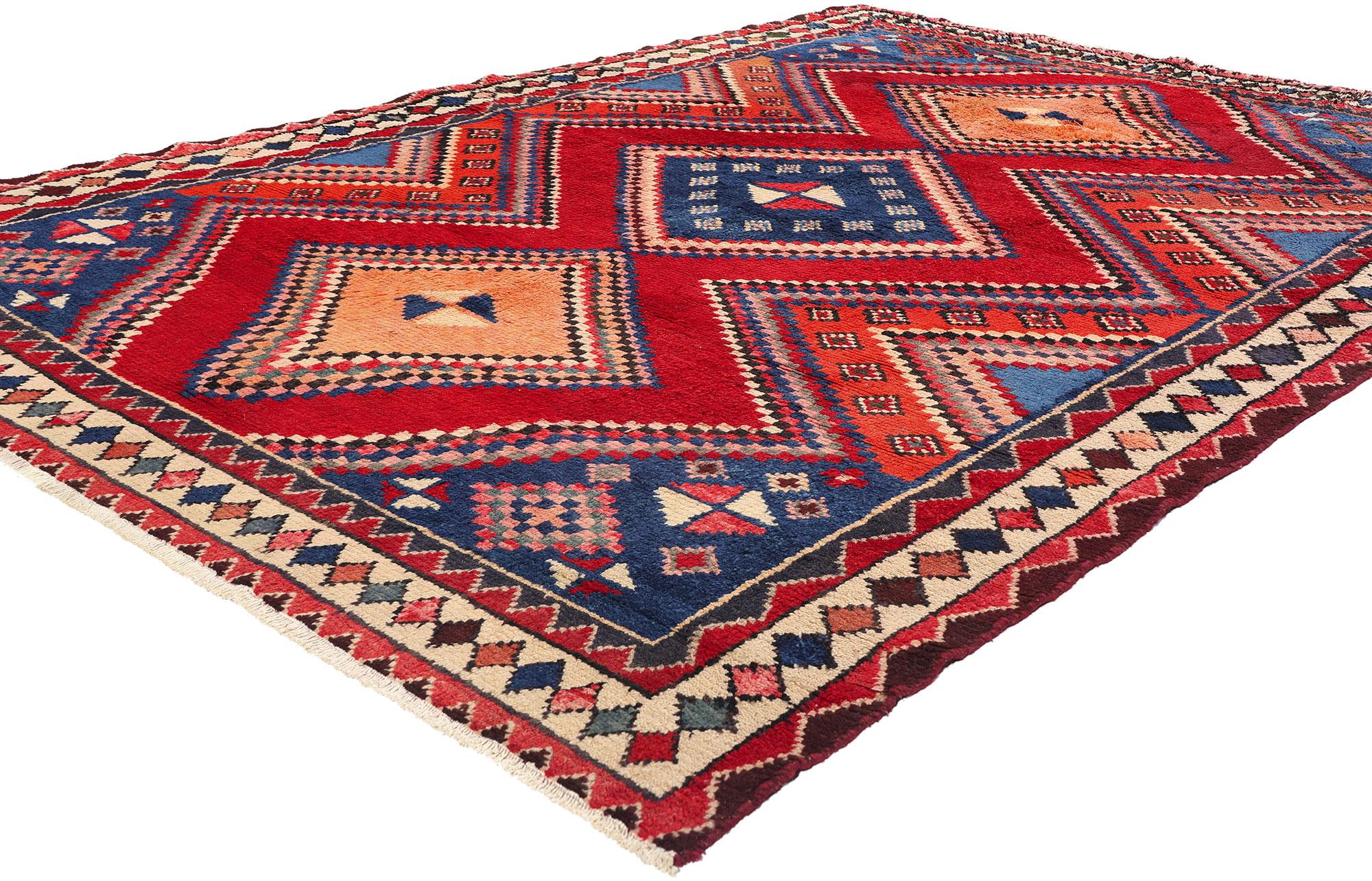78882 Vintage Persian Lori Diamond Medallion Rug, 06'06 x 08'10. Die persischen Lori-Teppiche, die vom Nomadenvolk der Lori im Südwesten Irans hergestellt werden, sind bekannt für ihre unverwechselbaren geometrischen Muster, kühnen Stammesmotive und