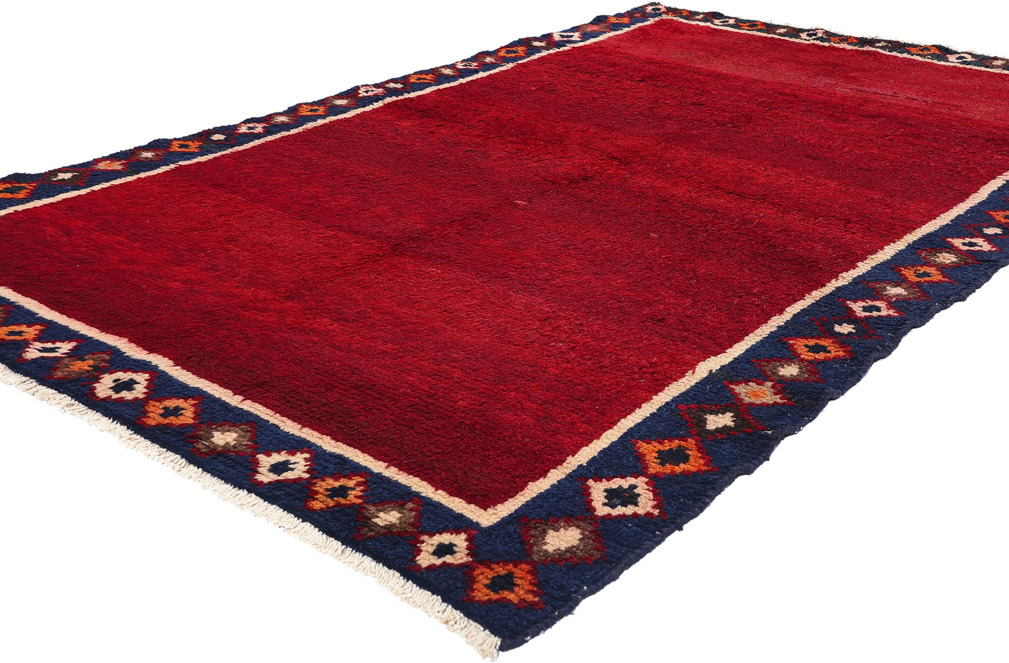 78883 Vintage Persian Lori Tappeto da campo rosso solido con bordo geometrico, 05'03 x 08'05. I tappeti persiani Lori, realizzati dal popolo nomade Lori dell'Iran sud-occidentale, sono famosi per i loro caratteristici motivi geometrici, gli audaci