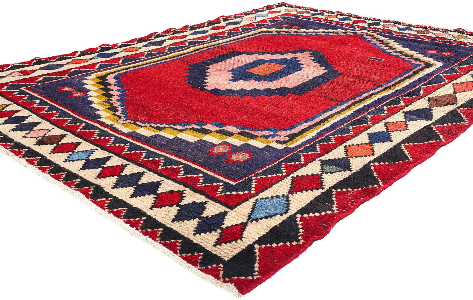 78884 Vintage Persian Lori Geometrischer Medaillon-Teppich, 06'08 x 08'11. Die persischen Lori-Teppiche, die vom Nomadenvolk der Lori im Südwesten Irans hergestellt werden, sind bekannt für ihre unverwechselbaren geometrischen Muster, kühnen