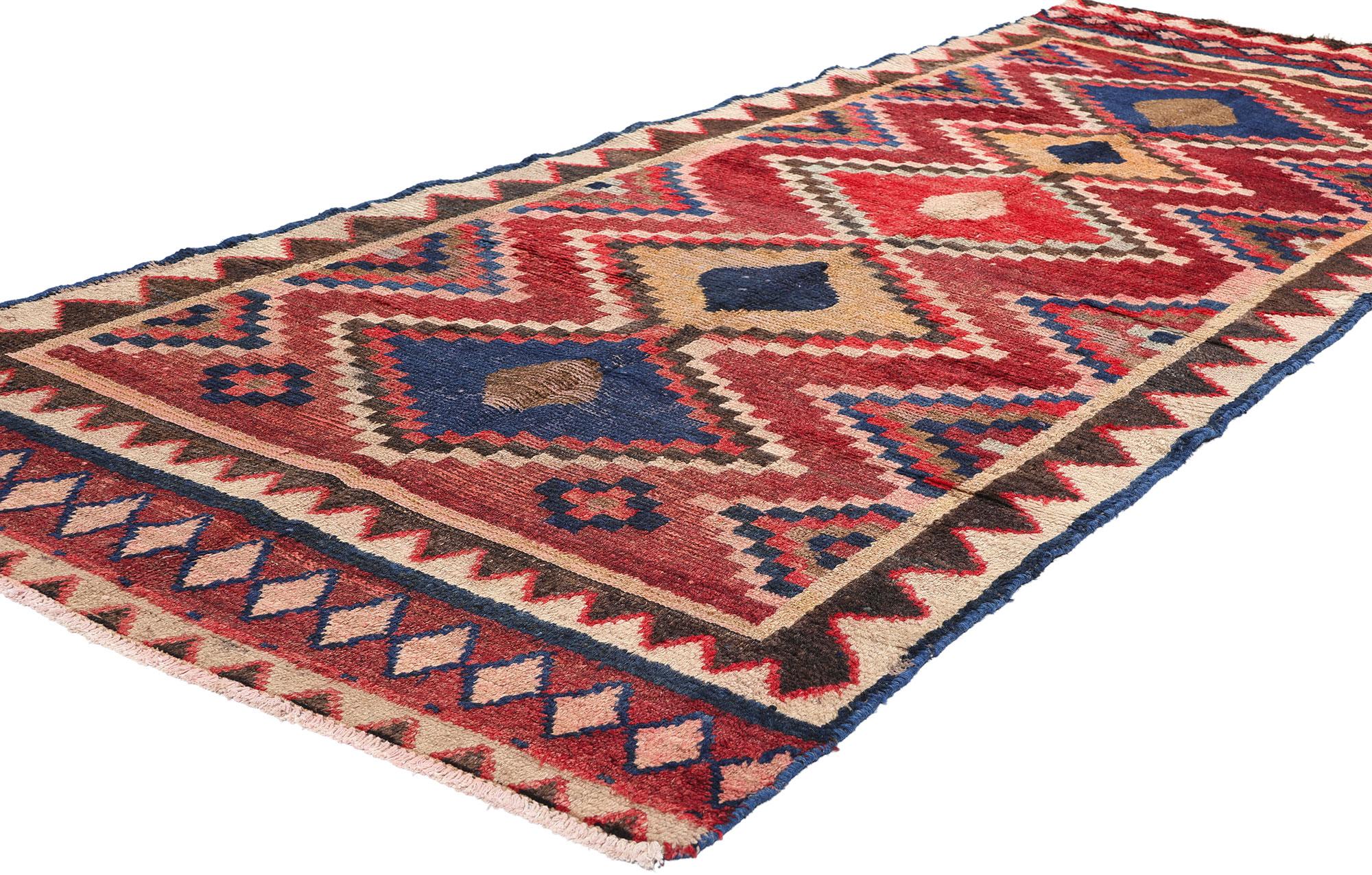 78868 Vintage Persian Lori Rug Runner, 03'10 x 10'01. Dieser bezaubernde, handgeknüpfte Läufer aus alter persischer Lori-Wolle zeigt das reiche Erbe und die künstlerische Brillanz der persischen Handwerkskunst. Die Komposition zeichnet sich durch