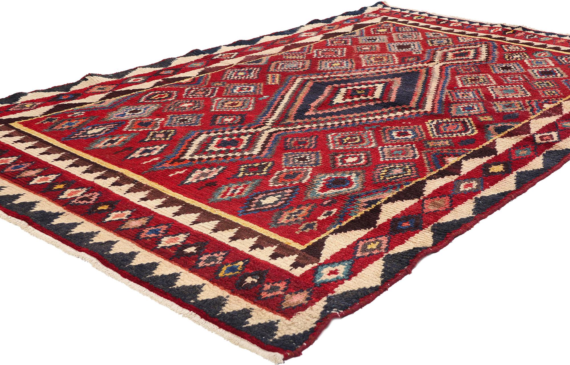 78859 Tappeto Vintage By, 05'00 x 07'10. Questo tappeto persiano vintage in lana annodato a mano è un vibrante quadro di artigianato tradizionale e di ricco simbolismo culturale. Il cuore del tappeto tribale persiano è caratterizzato da un grande