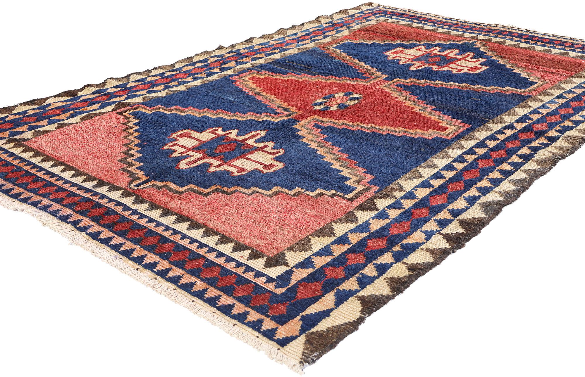 78857 Vintage Persian Lori Teppich, 04'10 x 07'03. Dieser handgeknüpfte persische Lori-Teppich aus Wolle im Vintage-Stil ist ein Meisterwerk des traditionellen Designs und der kulturellen Symbolik. Der Teppich zeichnet sich durch drei markante