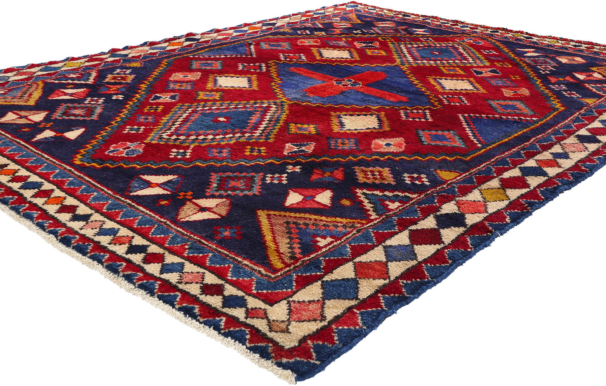 78855 Vintage Persian Lori Rug, 06'10 x 09'04. Sehen Sie sich den alten persischen Lori-Teppich an, ein exquisites, handgeknüpftes Meisterwerk aus Wolle, das die Kunstfertigkeit und das kulturelle Erbe seiner Schöpfer unter Beweis stellt. Das