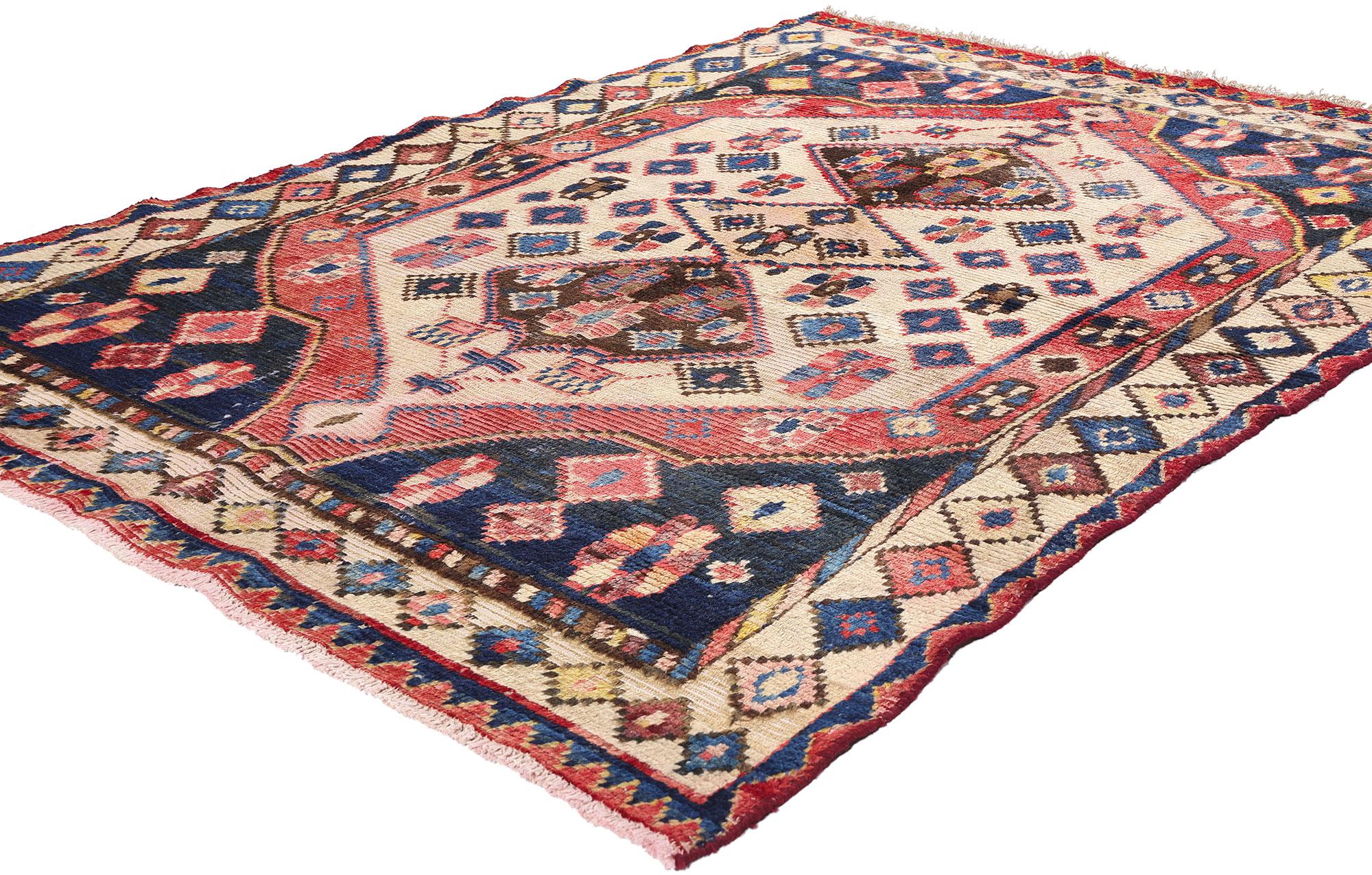 78853 Persischer Lori-Teppich, Vintage Elfenbein, 05'00 x 07'01. Dieser fesselnde handgeknüpfte Teppich aus alter persischer Lori-Wolle ist ein faszinierendes Kunstwerk, das den nomadischen Charme und den Stammeszauber ausstrahlt, der den
