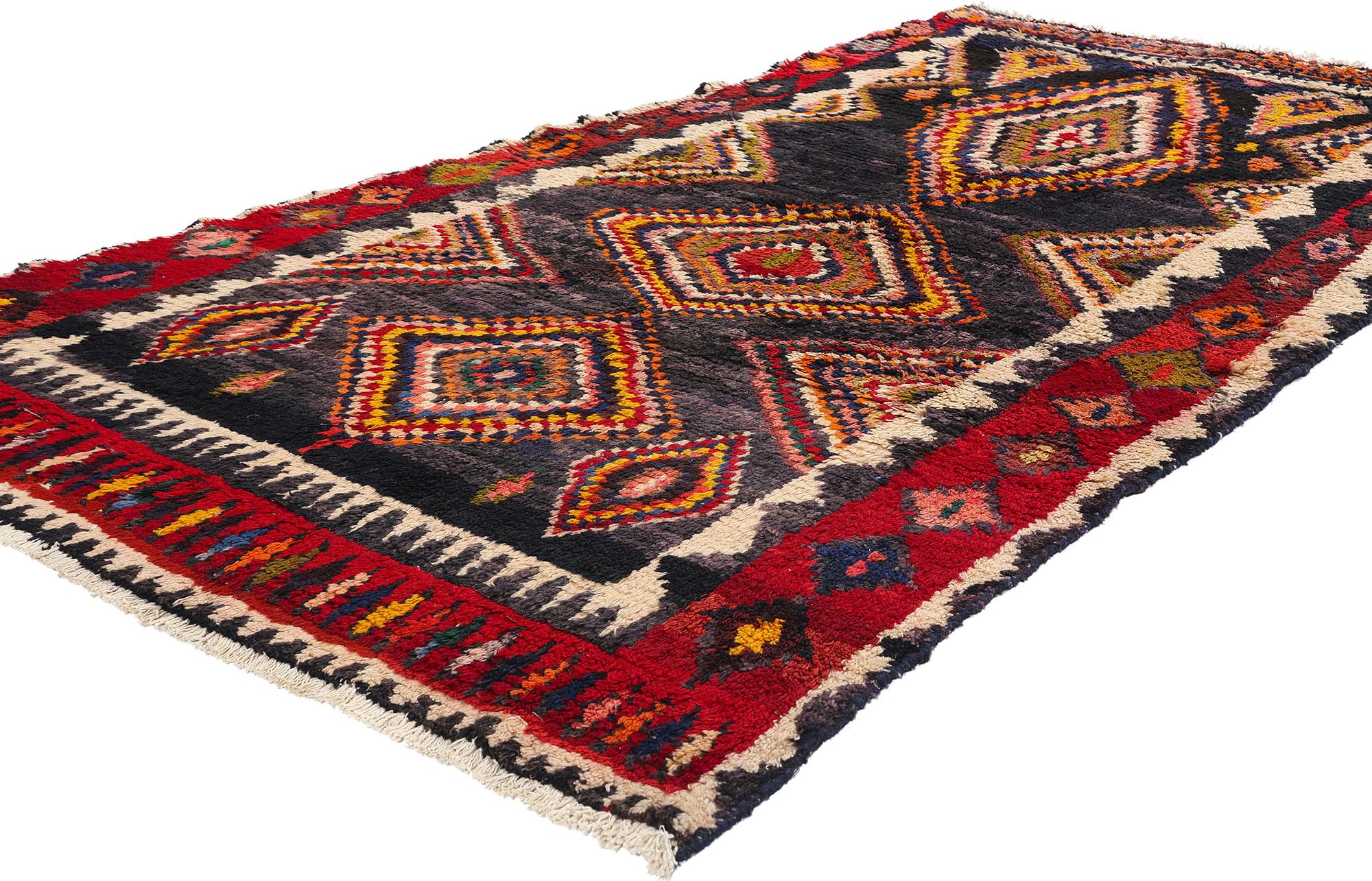 78851 Vintage Persian Lori Teppich, 04'05 x 08'06. Dieser alte persische Lori-Teppich ist ein atemberaubendes Beispiel für nomadische Kunstfertigkeit und Stammeszauber. Dieses exquisite Stück ist aus Wolle handgeknüpft und zeigt ein faszinierendes