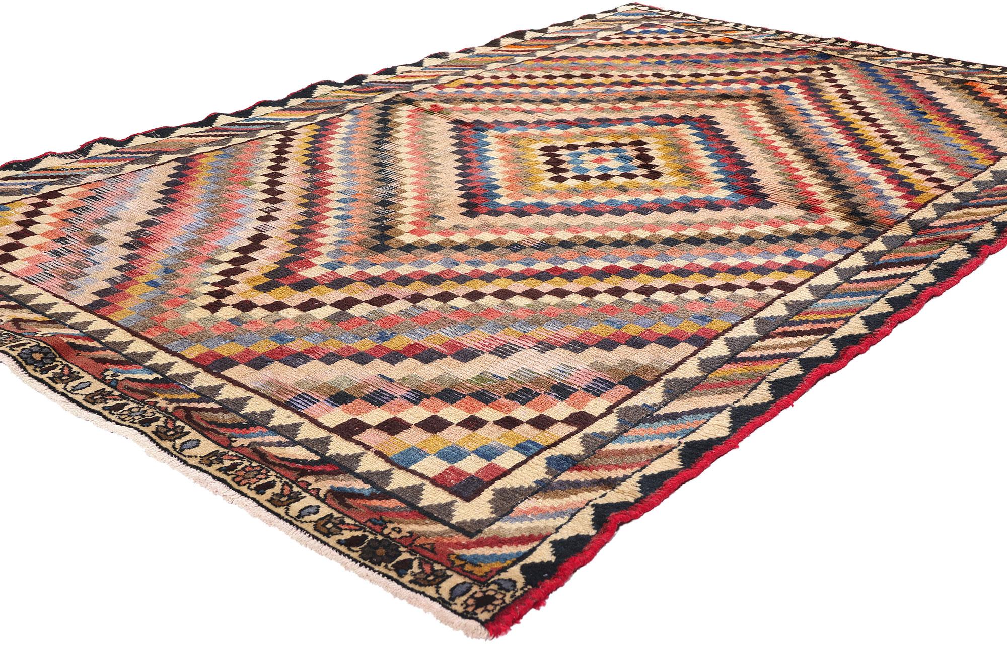 78867 Distressed Vintage Persian Lori Rug, 05'01 x 07'03. Tauchen Sie ein in die fesselnde Anziehungskraft dieses handgeknüpften Wollteppichs im Used-Look aus dem persischen Lori-Stil, ein Meisterwerk komplizierter Handwerkskunst und eines reichen