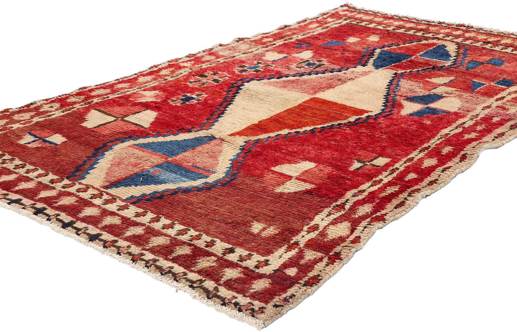 78889 Vintage Persian Lori Rug, 04'01 x 05'11. Dieser handgeknüpfte alte persische Lori-Teppich aus Wolle ist eine faszinierende Mischung aus traditioneller Kunstfertigkeit und kultureller Symbolik und repräsentiert das reiche Erbe des Lori-Volkes.