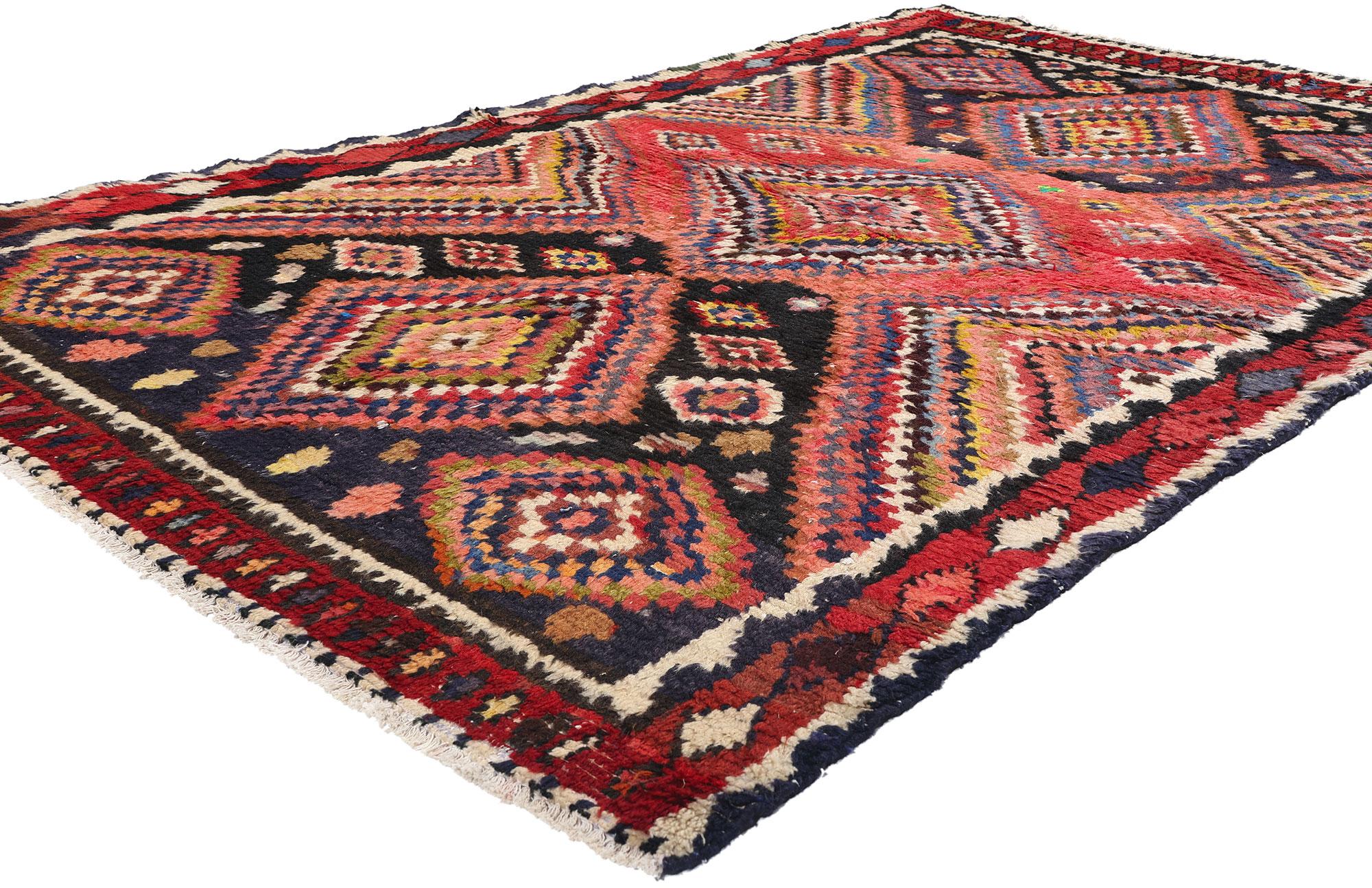 78864 Vintage Persian Lori Teppich, 05'07 x 08'00. Dieser exquisite, handgeknüpfte Lori-Teppich aus Wolle im Vintage-Stil ist ein lebhaftes Tableau aus Farben und traditionellem Design, das die Essenz der persischen Handwerkskunst einfängt. Die