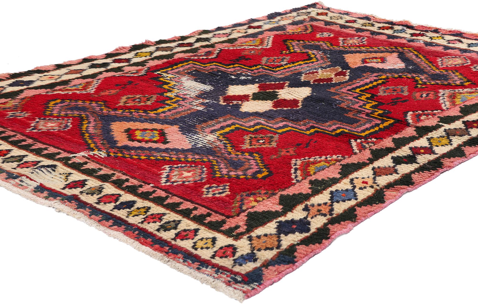 78854 Distressed Vintage Persian Lori Rug, 04'06 x 06'08. Treten Sie ein in die Welt der Stammes-Eleganz mit diesem liebevoll gearbeiteten, alten persischen Lori-Teppich. Dieser handgeknüpfte Perserteppich aus exquisiter Wolle verkörpert die Essenz