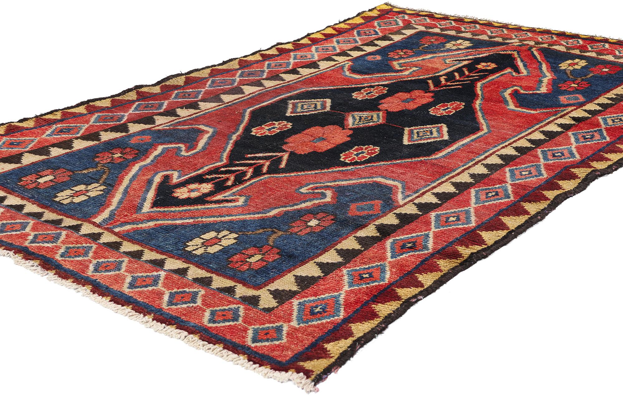 78885 Tappeto Vintage By, 03'04 x 06'07. Questo incantevole tappeto persiano vintage in lana annodato a mano Lori emana un fascino accattivante grazie al suo design sorprendente e ai suoi colori vivaci. Al centro del tappeto si trova un grande