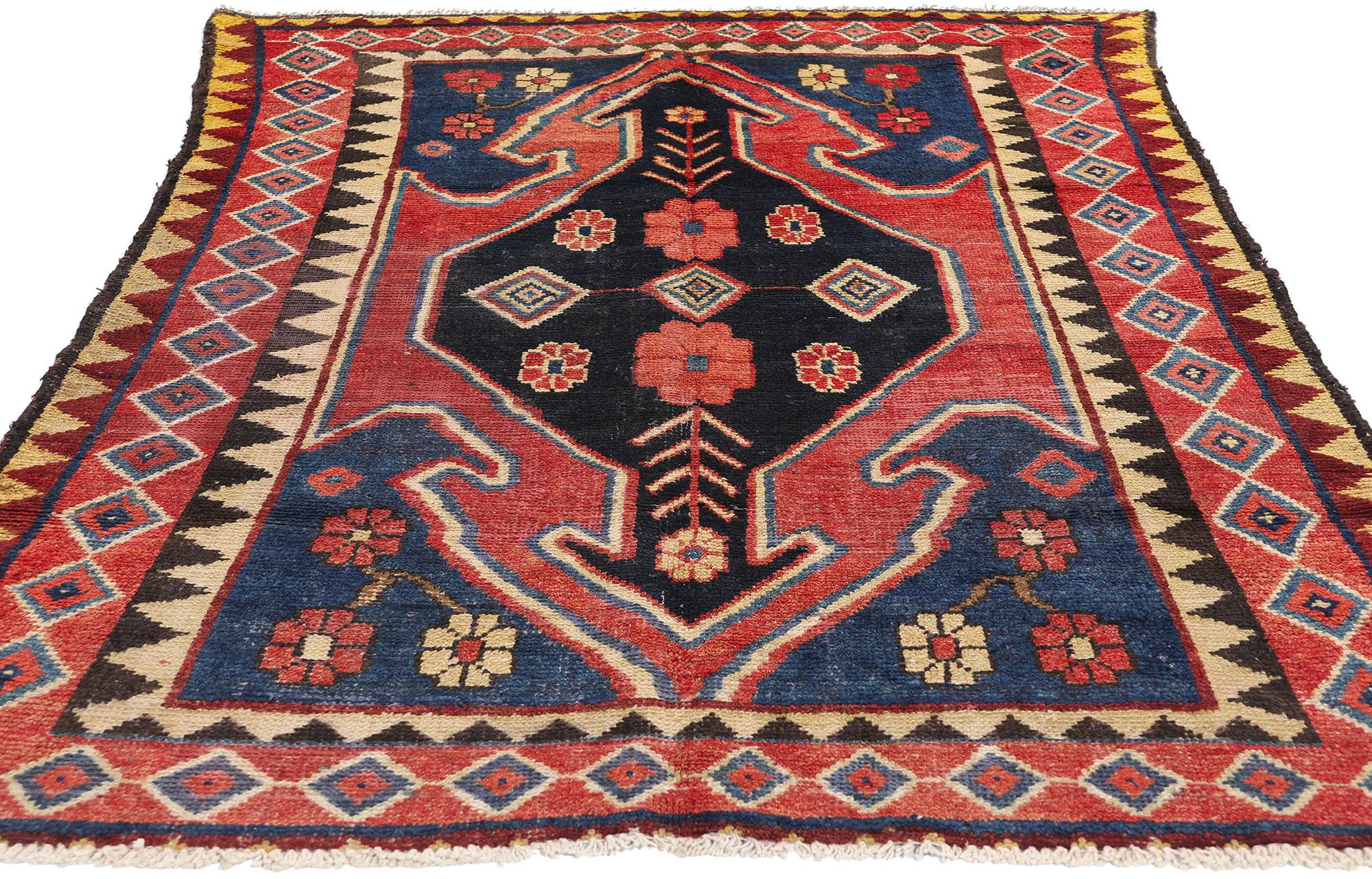 Mid-Century moderno Tappeto persiano d'epoca con diamante floreale Lori in vendita