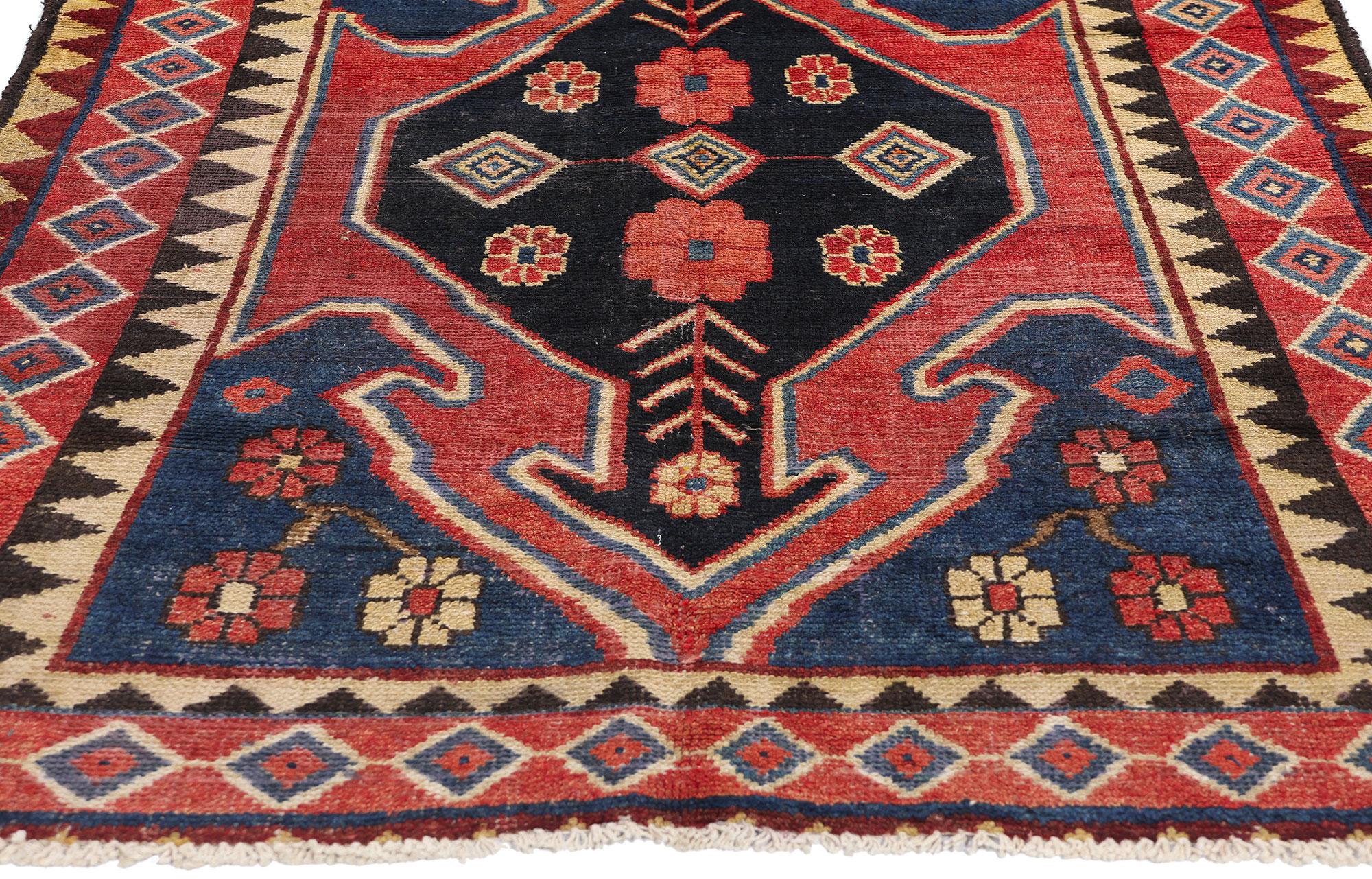 Persiano Tappeto persiano d'epoca con diamante floreale Lori in vendita