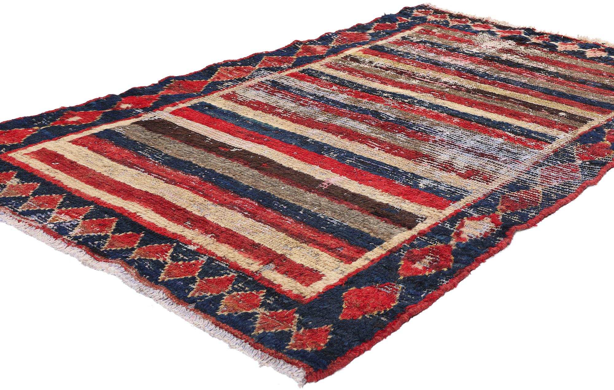 78875 Distressed Vintage Persian Lori Striped Rug, 03'08 x 05'07. Dieser handgeknüpfte Wollteppich im Used-Look aus dem persischen Lori-Stil ist eine meisterhafte Mischung aus rustikalem Charme und entspanntem Luxus, die ihn zu einer bezaubernden