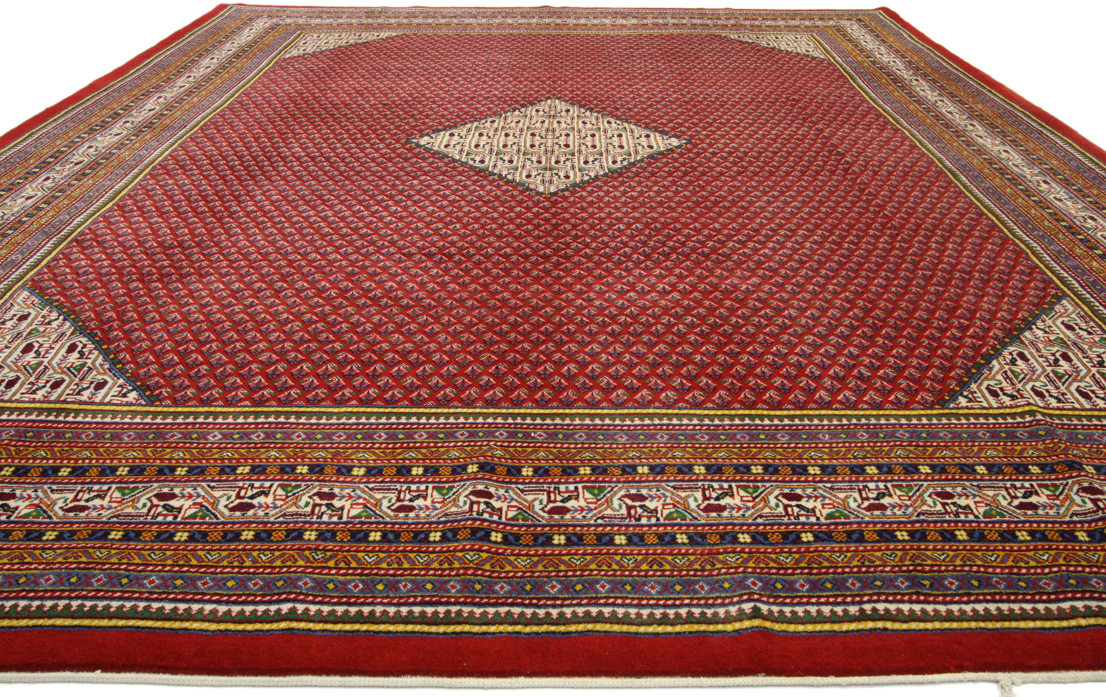 75899, tappeto persiano vintage Mahal dallo stile tradizionale. Questo tappeto Mahal vintage in lana annodata a mano presenta un medaglione centrale a forma di diamante che galleggia su un campo rosso scarlatto abraso. Un motivo mir boteh all-over