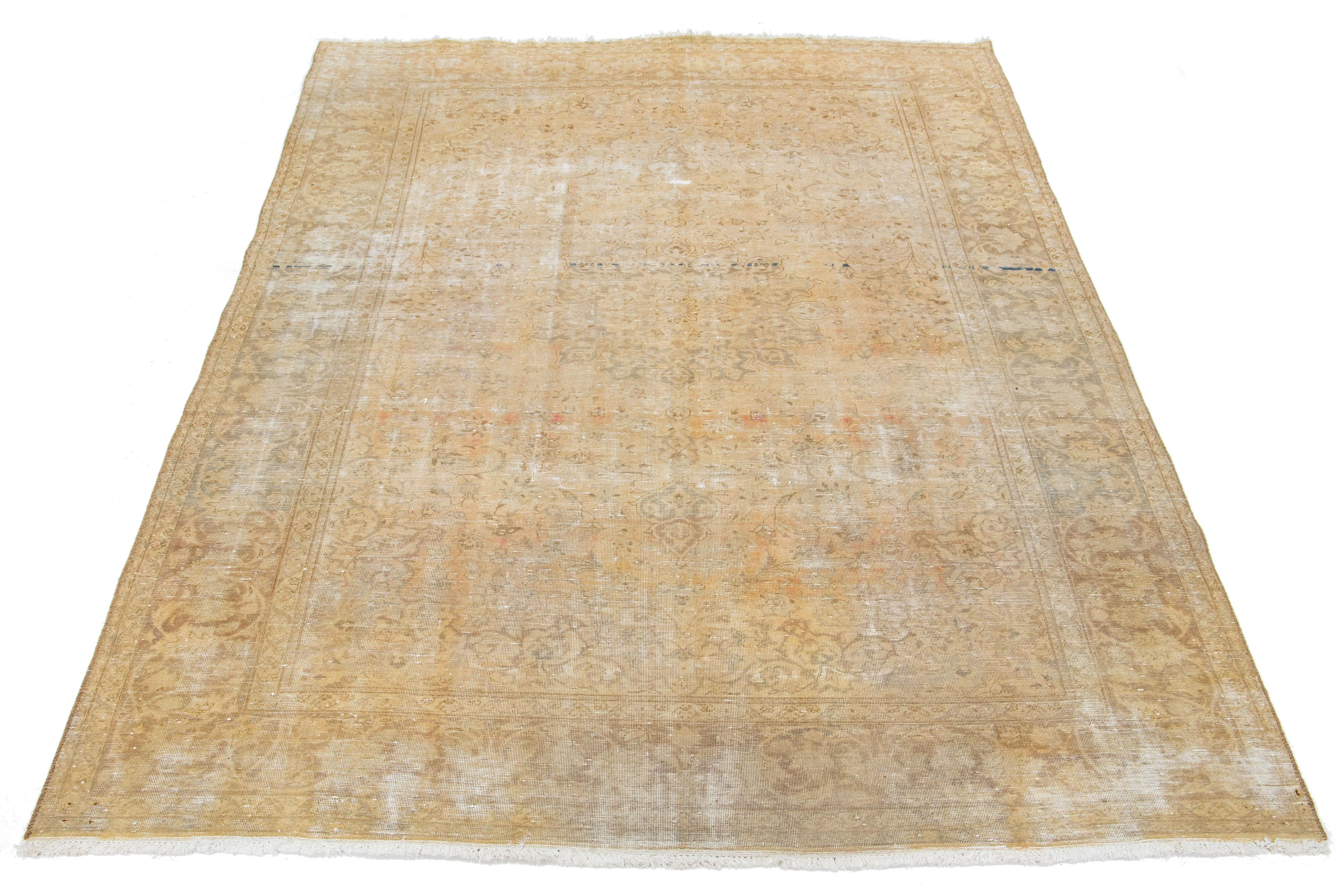 Beautiful Vintage Mahal hand-knotted wool rug with a beige color field. This Persian rug has gray and brown hues throughout the floral motif.

This rug measures 7' x 10'6