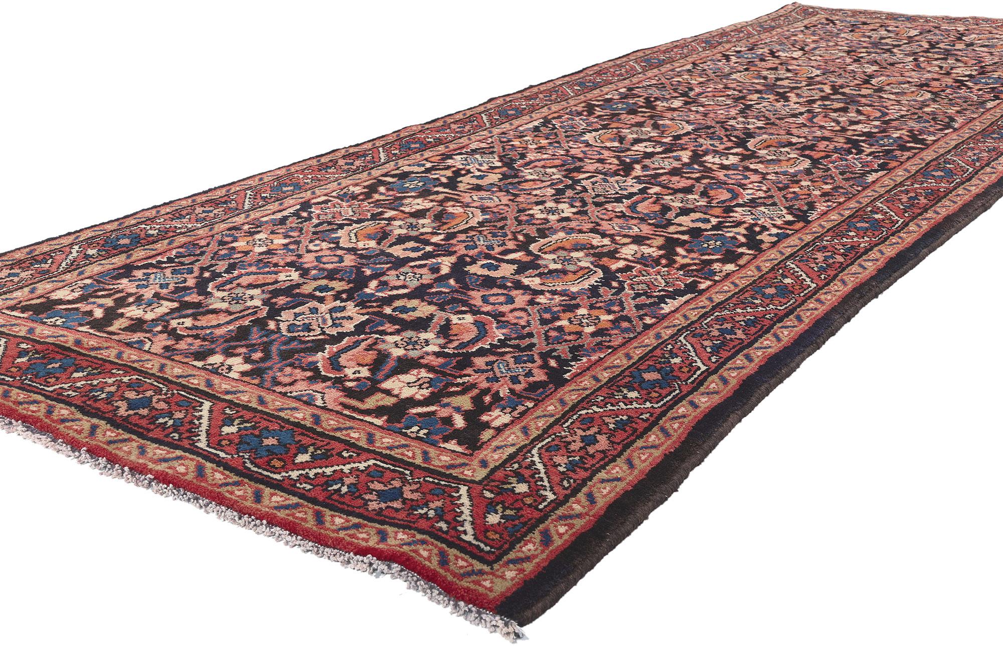 61230 Vintage Persian Mahal Rug Runner, 03'08 x 10'06. Dieser exquisite, handgeknüpfte Teppich aus alter persischer Mahal-Wolle ist ein fesselndes Beispiel traditioneller Kunstfertigkeit mit einem Allover-Muster aus Herati-Motiven, die anmutig den