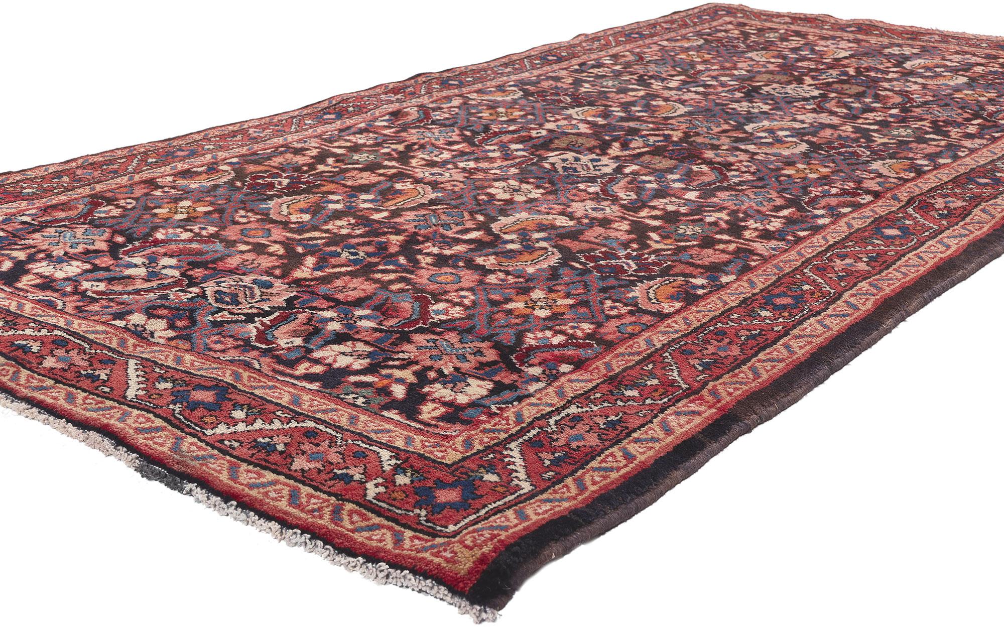 61241 Vintage Persian Mahal Teppich, 04'01 x 08'05. Dieser handgeknüpfte persische Mahal-Teppich aus Wolle im Vintage-Stil ist ein faszinierendes Kunstwerk, gewebt mit komplizierten Details und reicher Symbolik. Das Allover-Muster aus Herati-Motiven