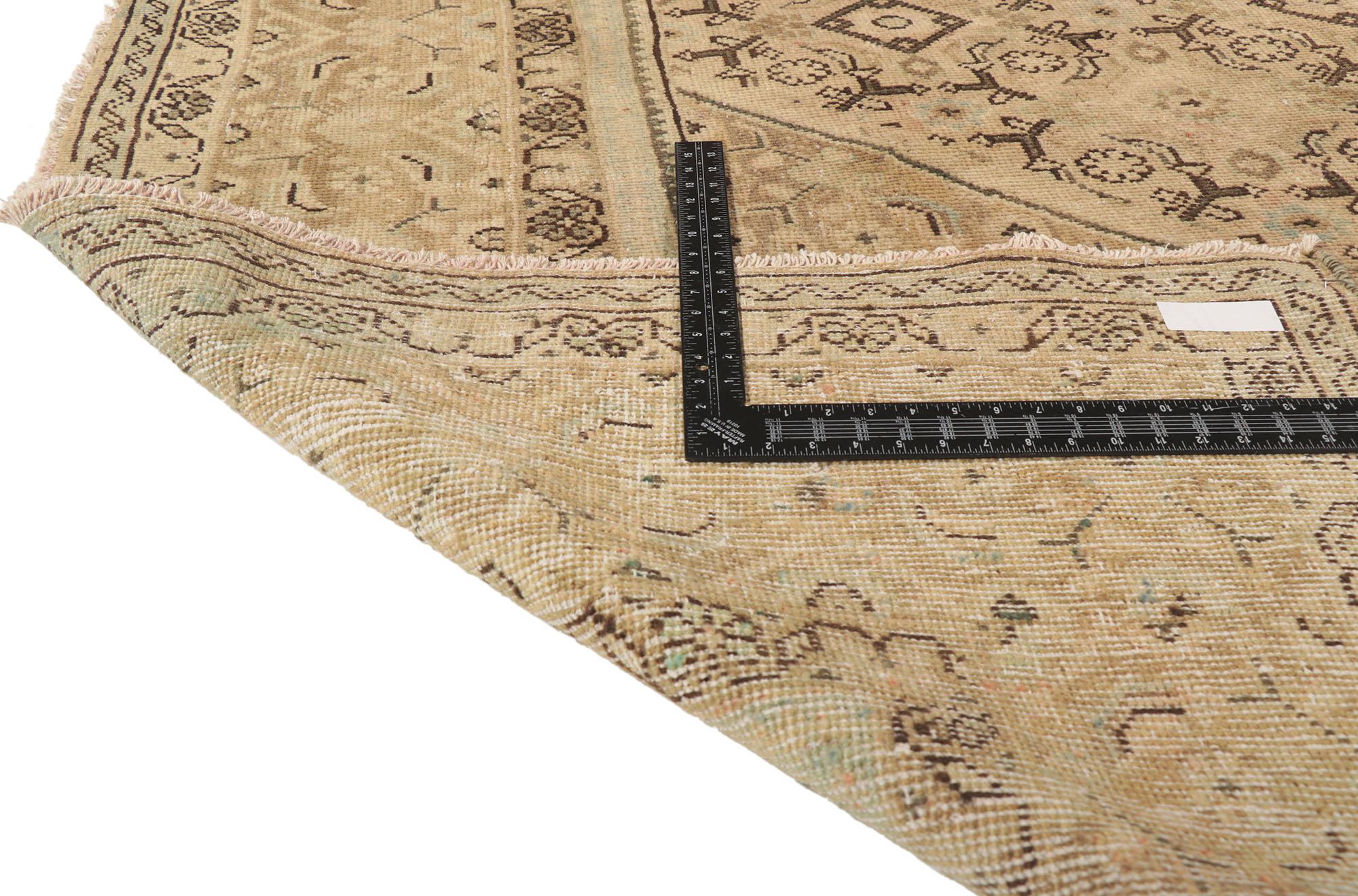 Tapis persan vintage Mahal, l'élégance des tons de terre rencontre le confort cohésif Abîmé - En vente à Dallas, TX