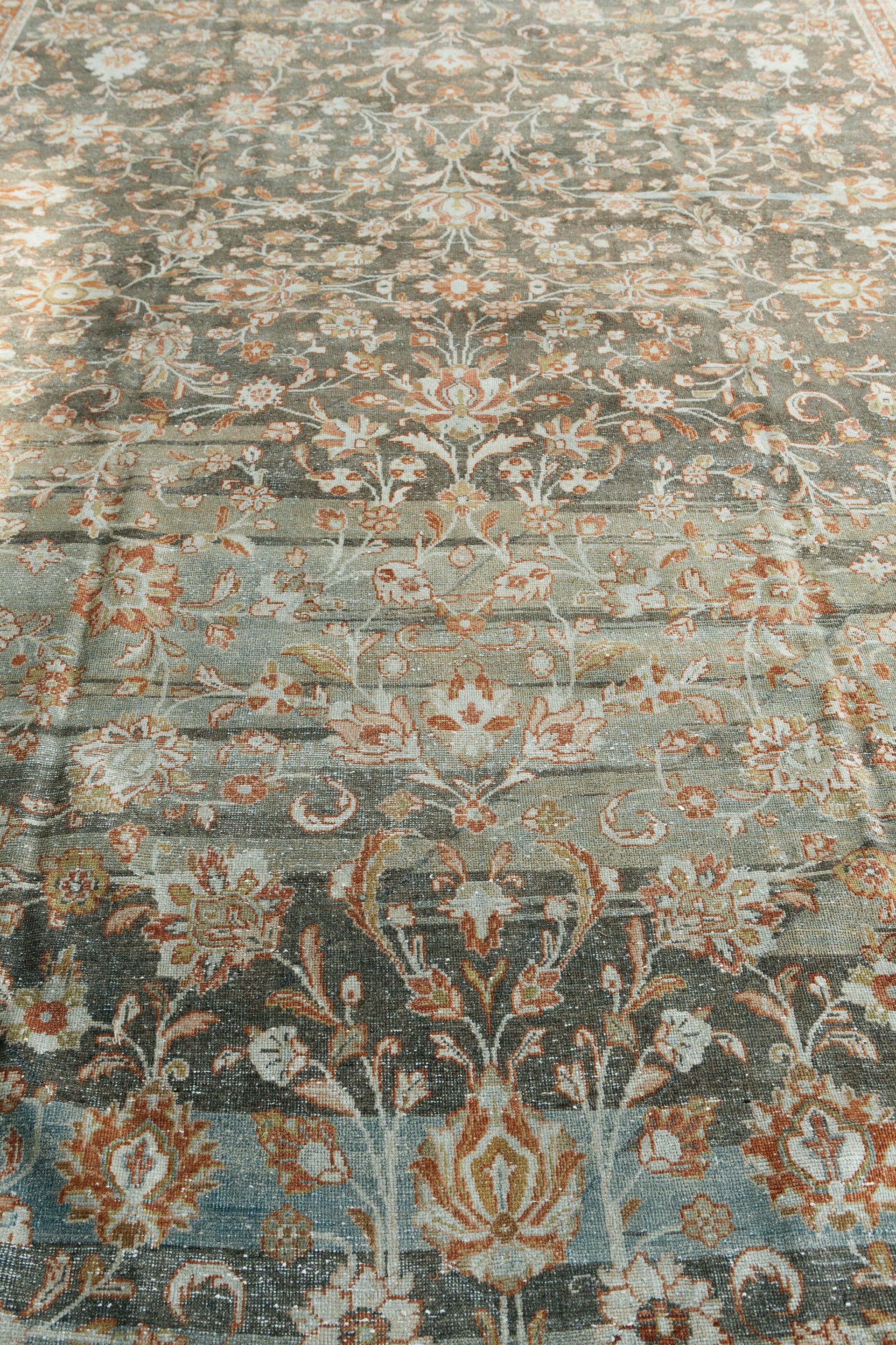 Exemplarische antike Mahal-Teppiche, wie dieser hier, werden von vielen wegen ihrer Originalität und inspirierten Kunstfertigkeit bevorzugt. Daher haben sich diese Teppiche aufgrund ihrer Kompatibilität und Vielseitigkeit mit den besten
