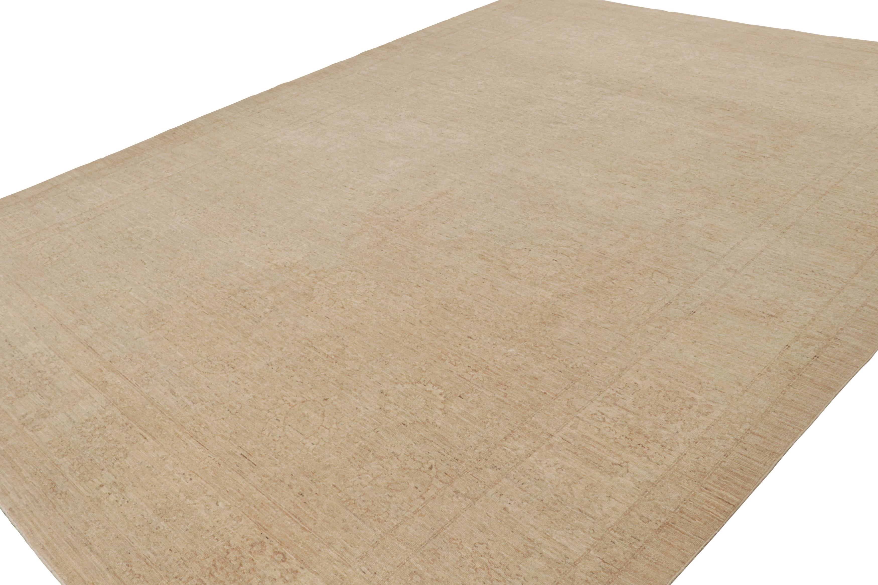 Anudada a mano en lana hacia 1950-1960, esta alfombra persa Mahal vintage de 10×14 presenta motivos florales apagados por toda la superficie en tonos beige y rosa. 

Sobre el diseño: 

Con motivos florales apagados en tonos beige y rosa, esta