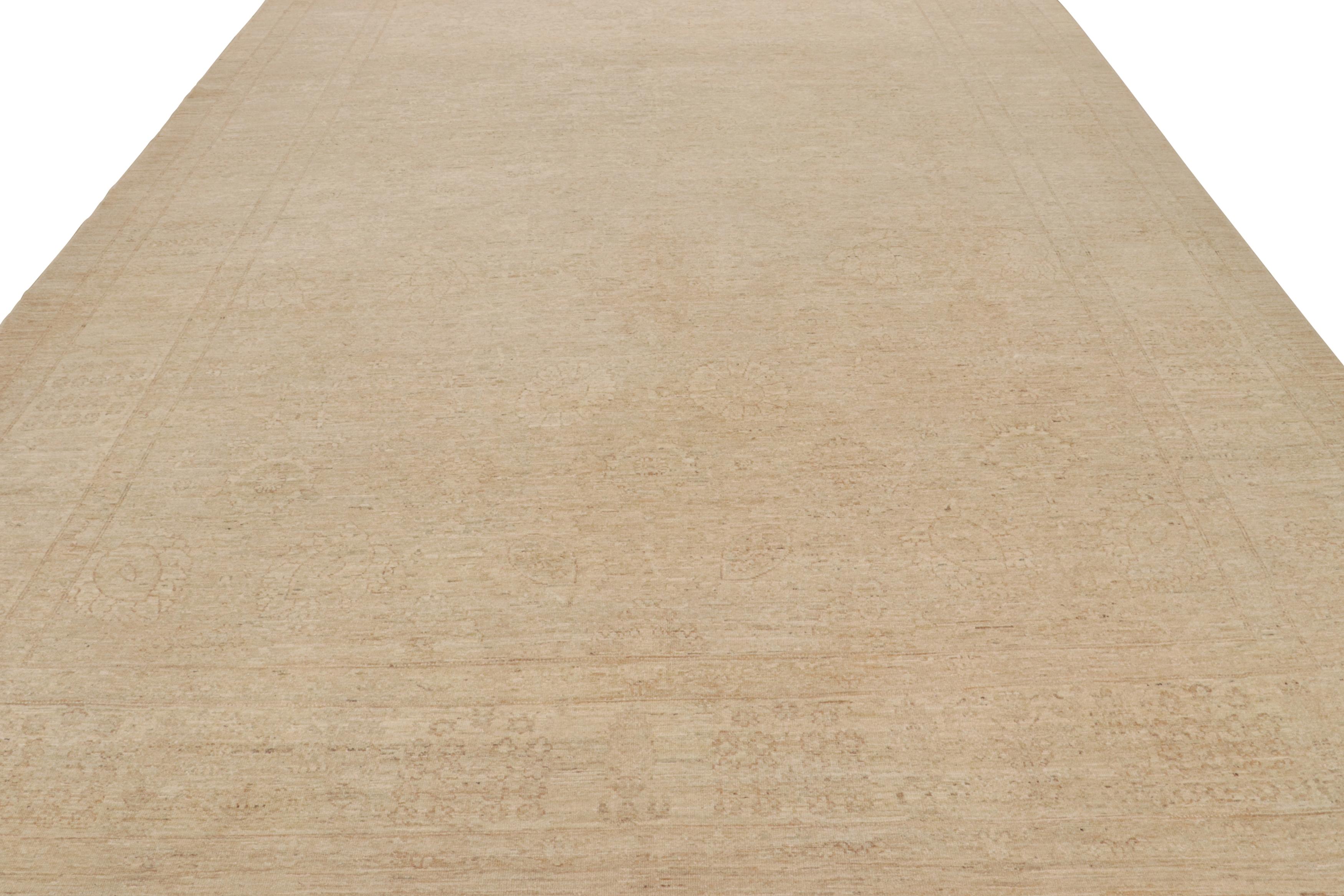 Alfombra persa vintage Mahal en beige, con motivos florales, de Rug & Kilim Tribal en venta