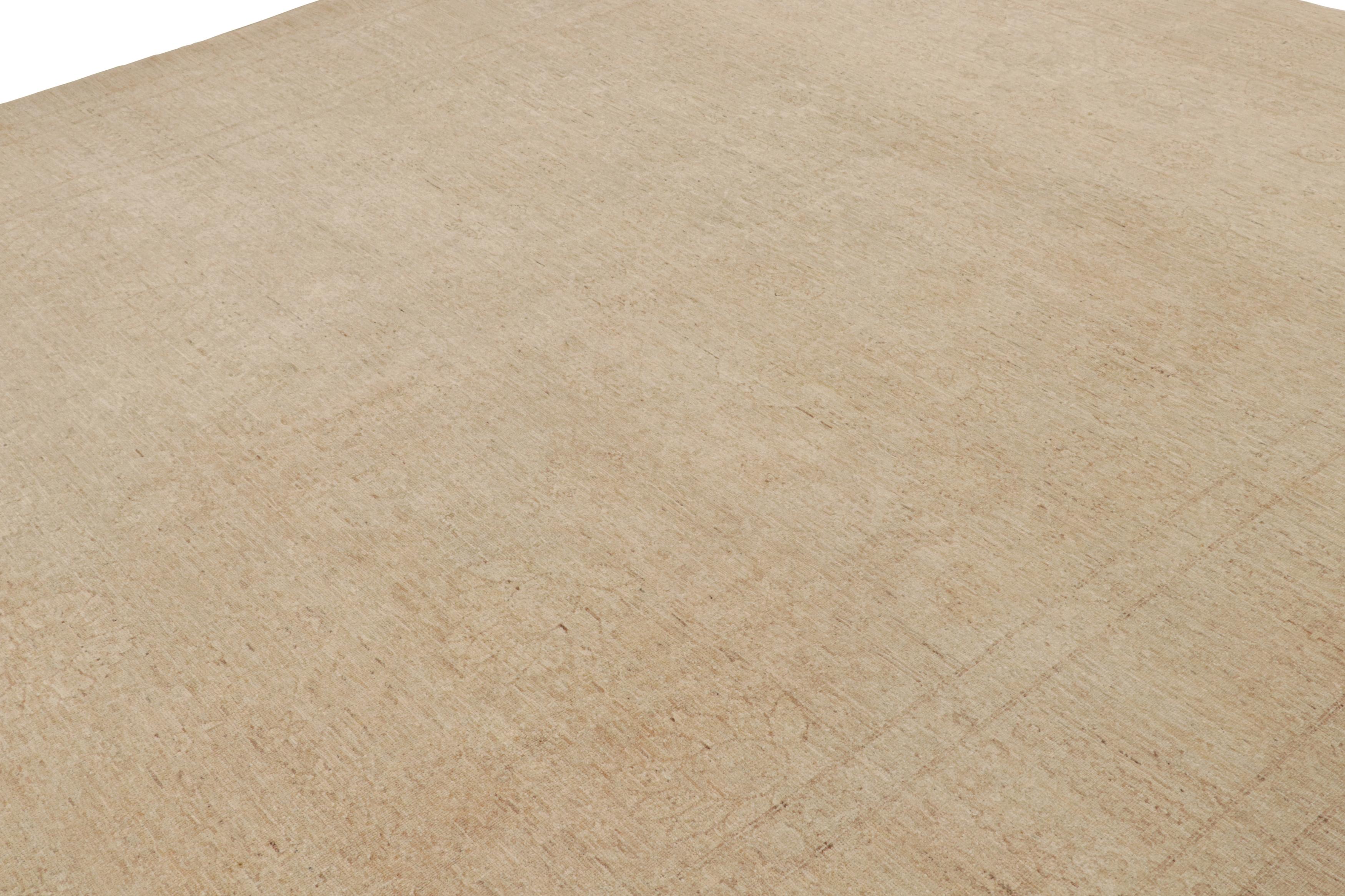 Alfombra persa vintage Mahal en beige, con motivos florales, de Rug & Kilim Pakistaní en venta