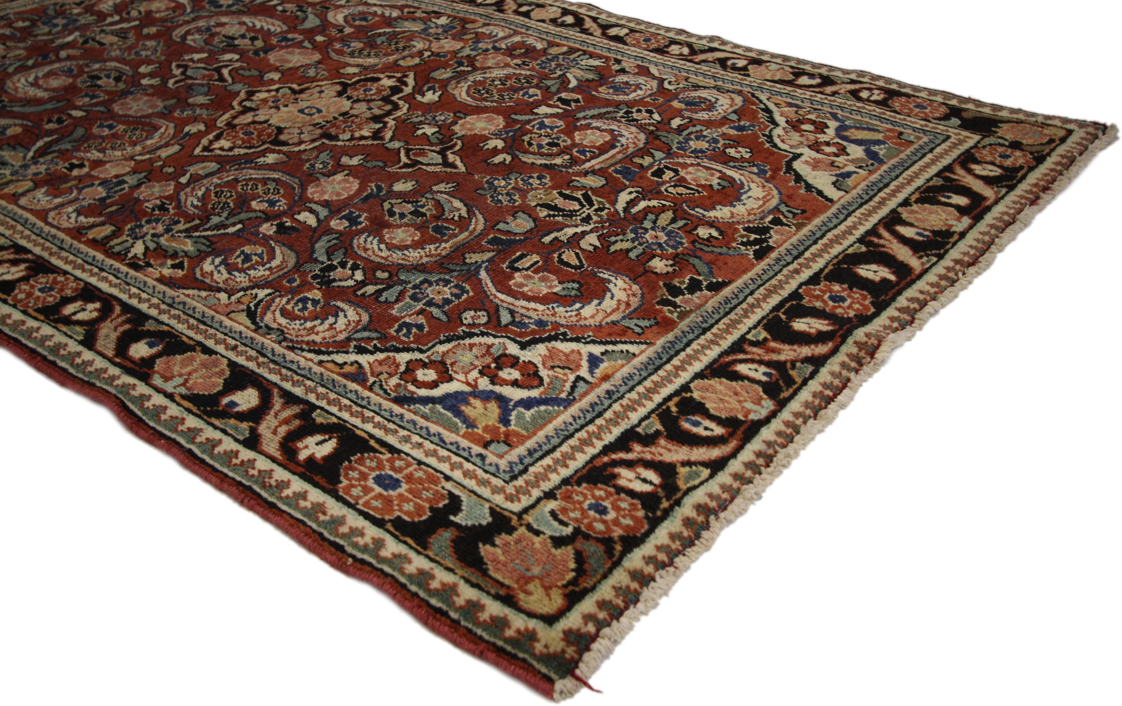 75187 Vintage Persian Mahal Teppich mit englischen traditionellen Stil 04'05 x 06'10. Dieser handgeknüpfte persische Mahal-Teppich aus Wolle im traditionellen Stil zeigt ein kleines Medaillon in der Mitte, das auf einem abgewetzten Feld schwebt,