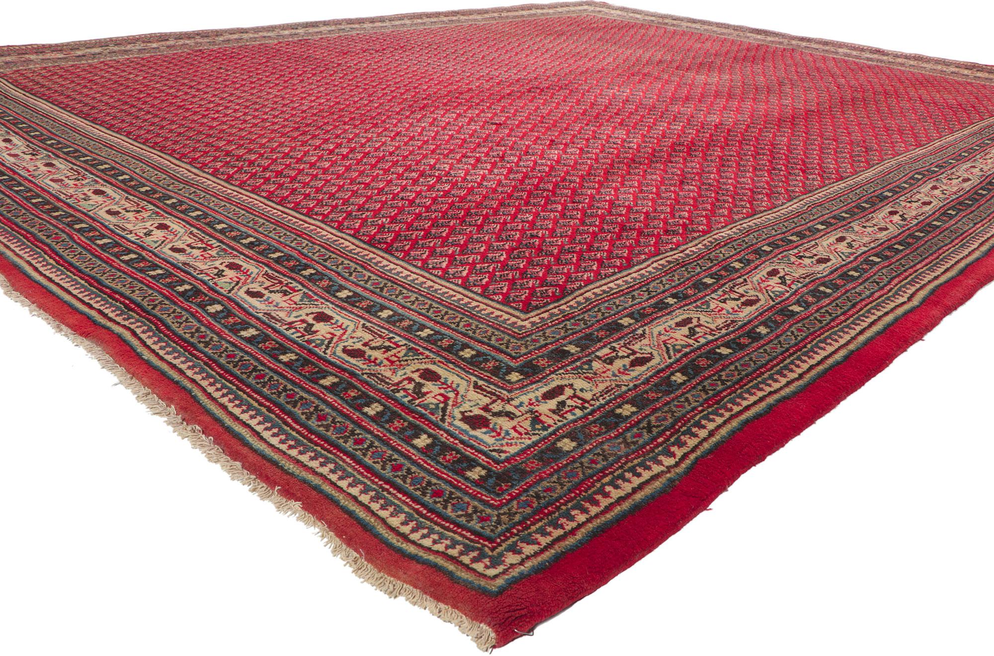 75894 Vintage Persian Mahal Teppich, 10'03 X 13'05. Dieser handgeknüpfte persische Mahal-Teppich aus Wolle im Vintage-Stil besticht durch zeitlosen Stil, unglaubliche Details und Textur. Das komplizierte geometrische Design und die raffinierte