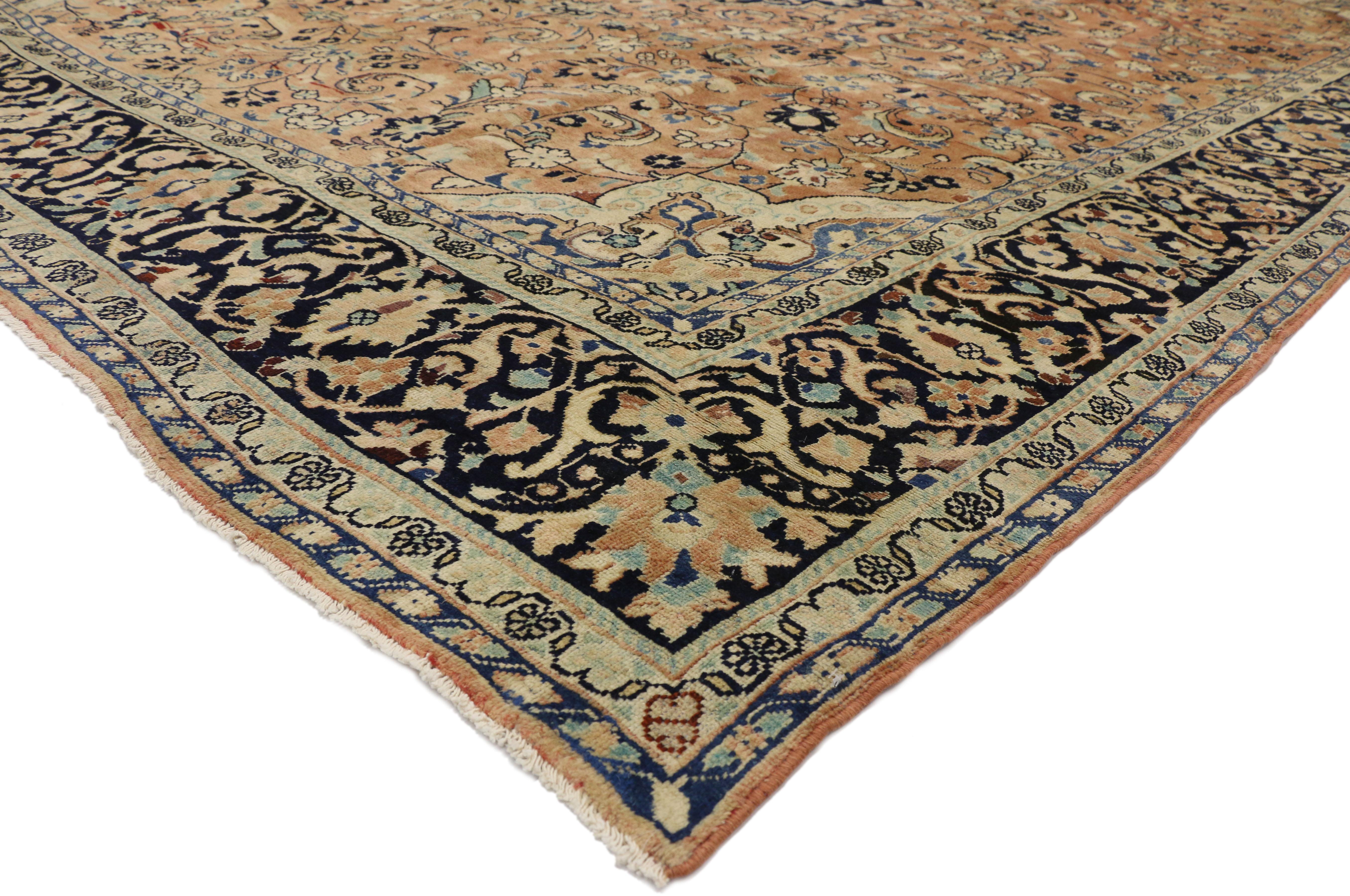 76378 Vintage Persian Mahal Teppich mit Arabeske Jugendstil und Russisch Home Style 10'08 X 14'00. Dieser handgeknüpfte persische Mahal-Teppich aus Wolle zeigt ein Medaillon in der Mitte, das von einem floralen Muster umgeben ist, das aus blühenden