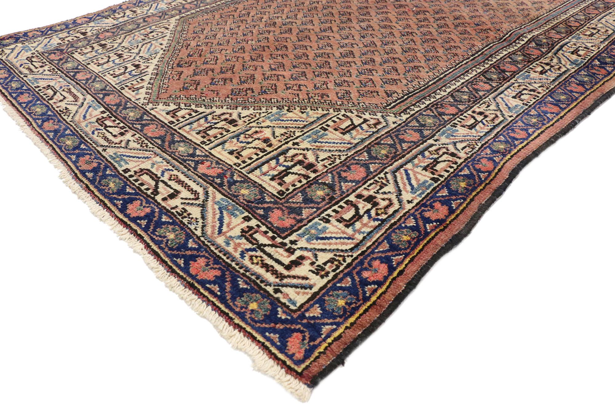 74580 Vintage Persian Mahal Teppich mit English Traditional Stil 04'02 x 06'09. Dieser handgeknüpfte persische Mahal-Teppich aus Wolle verkörpert den traditionellen englischen Stil auf wunderbare Art und Weise. Das abgewetzte rostfarbene Feld ist