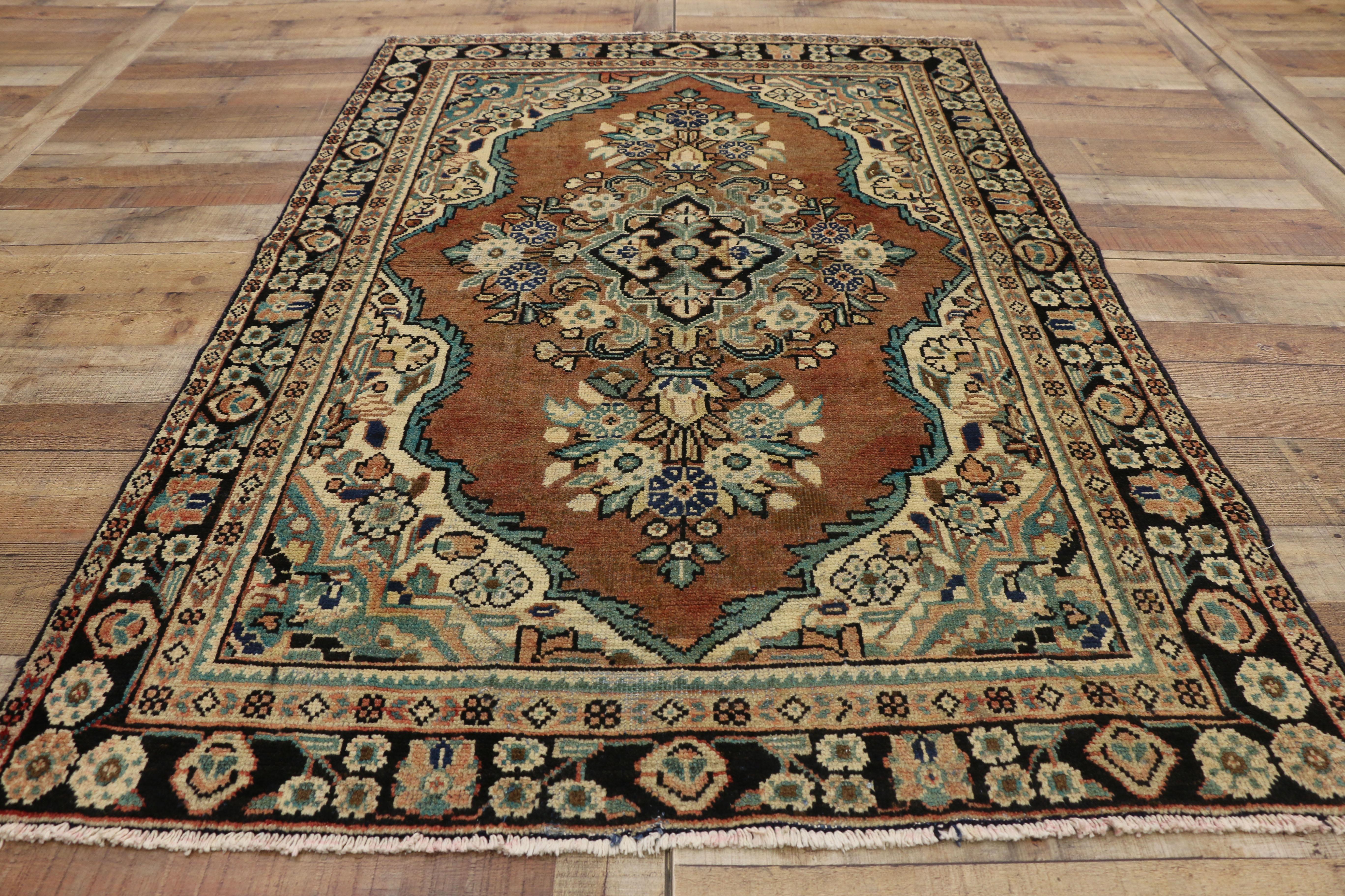 Vintage Persian Mahal Rug with Rustic English Country Cottage Style In Good Condition For Sale In Dallas, TX